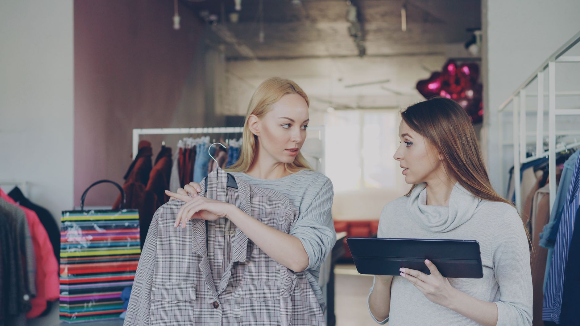 Berater in einem Telekommunikations-Shop bei der Beratung eines Kunden – Mystery Shopper Audit
