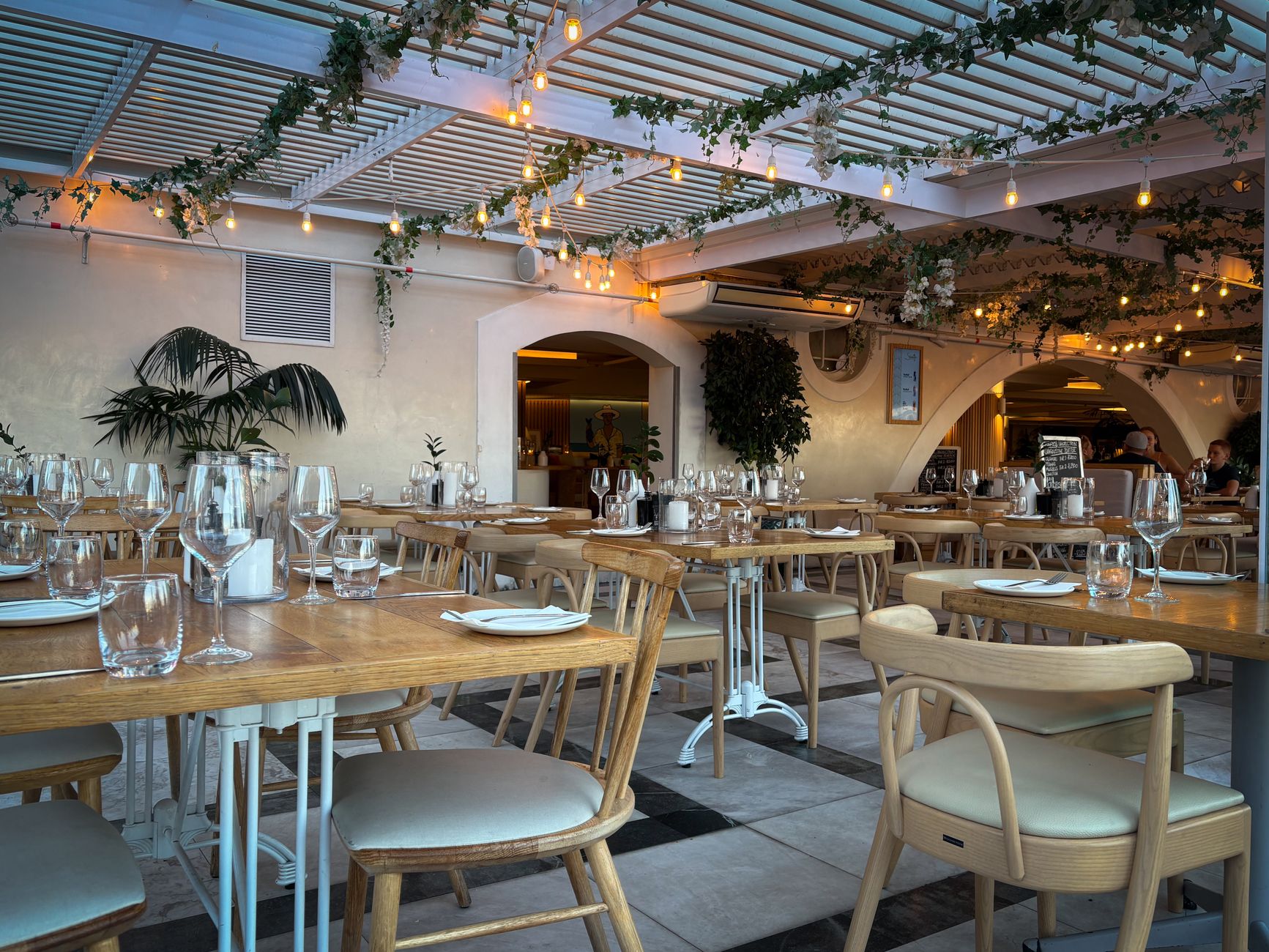 Restaurant-Innenraum mit angenehmer Atmosphäre, die die Gästebindung fördert