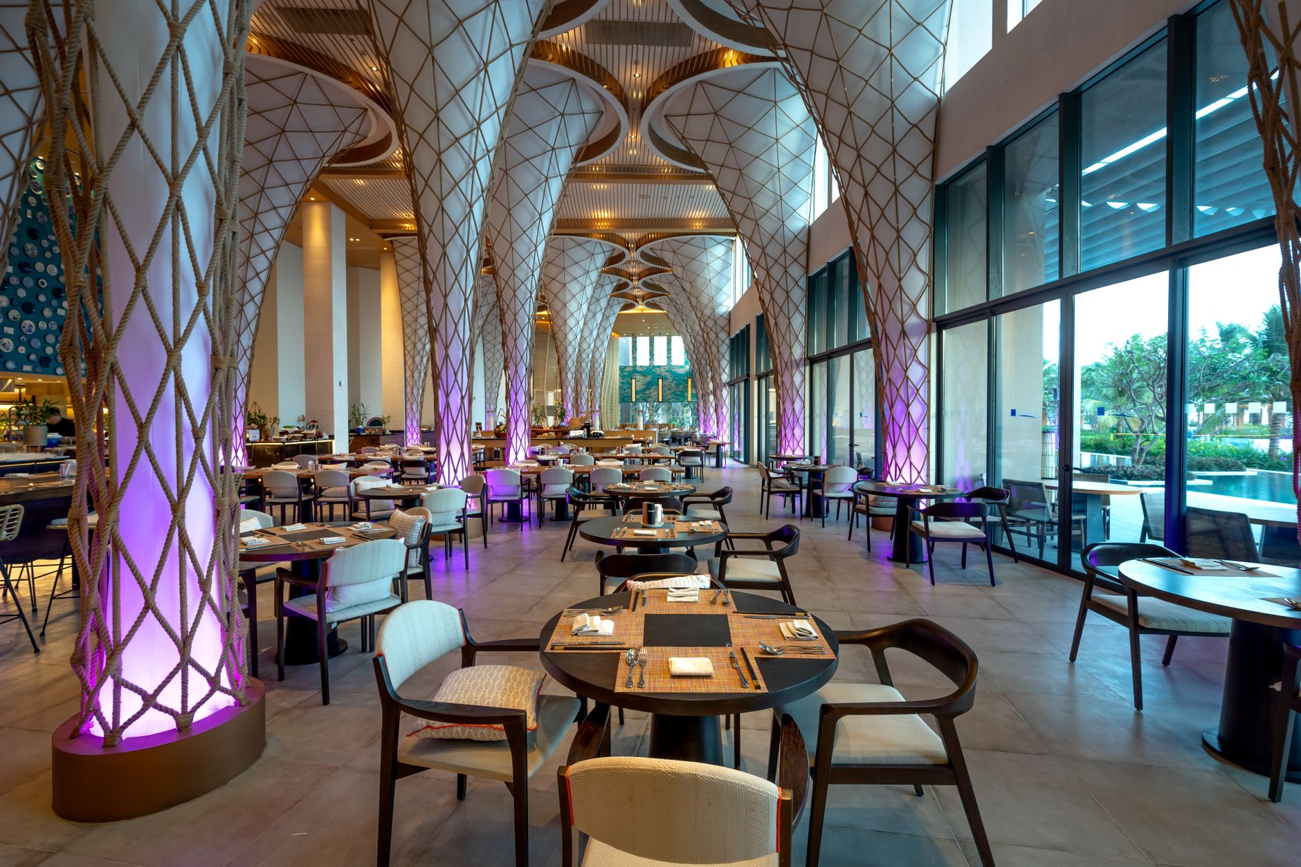 Gäste im Hotelrestaurant — eingedeckter Tisch, bewertet in einem Mystery-Guest-Audit