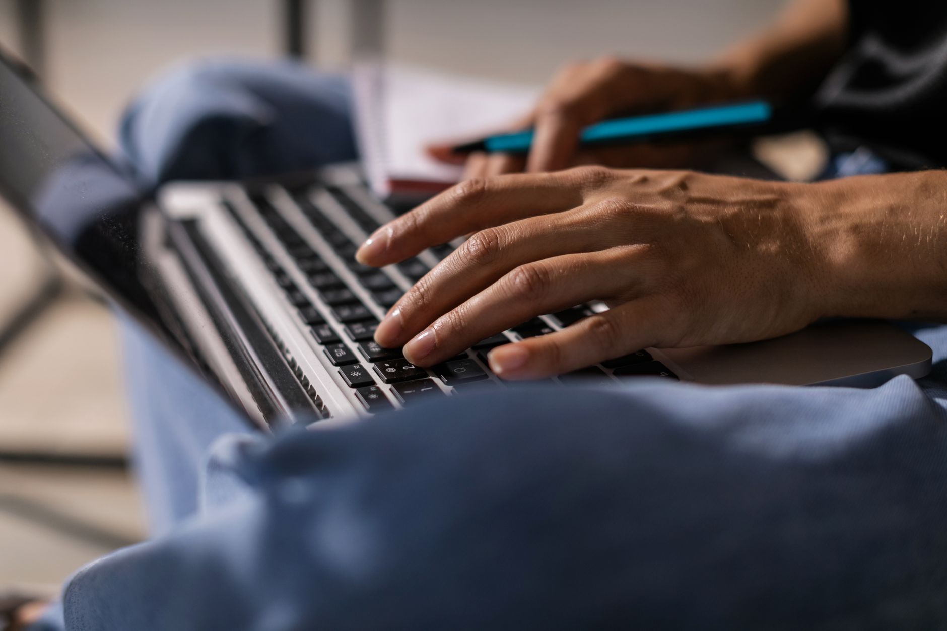 Content-Redakteur schreibt einen optimierten Artikel am Computer