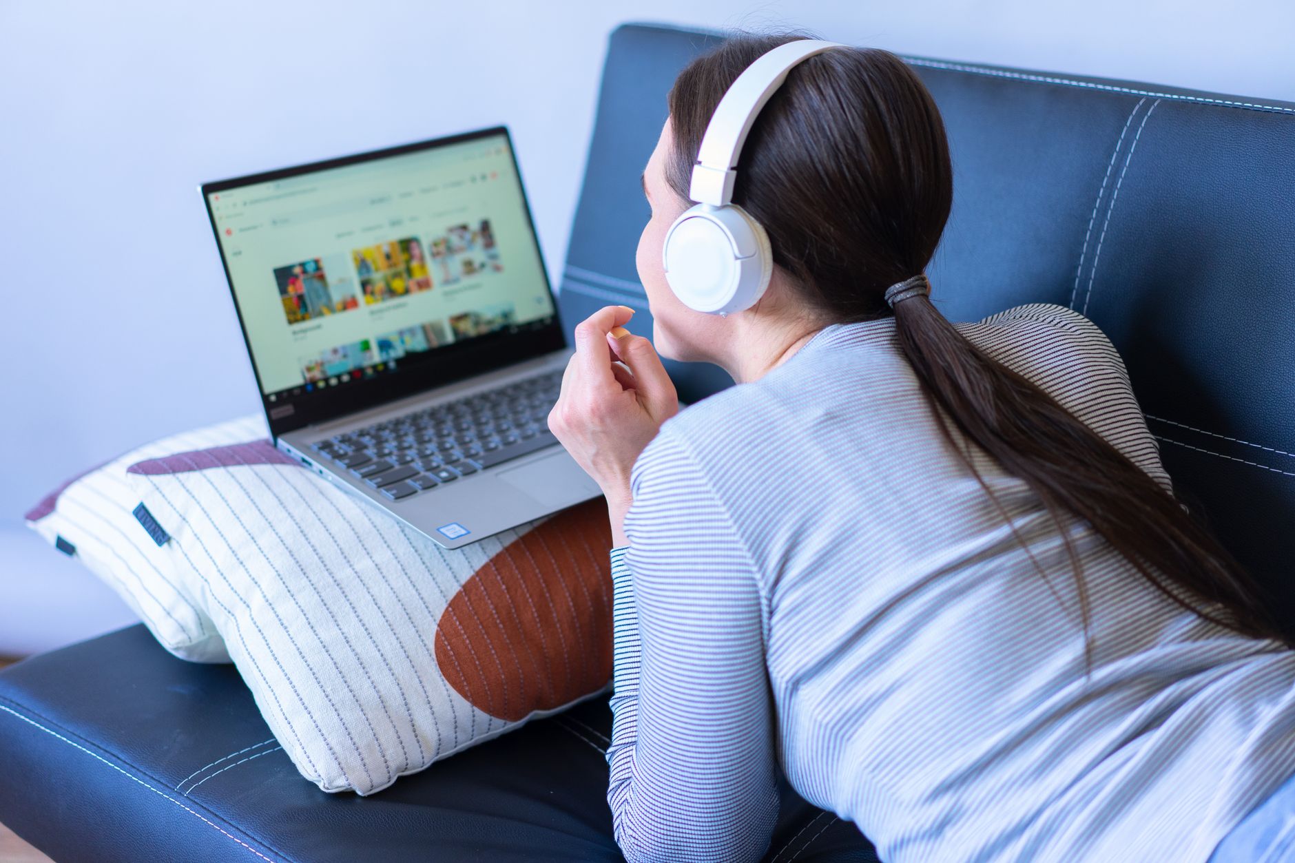 Person schaut Videoinhalte auf einem Laptop-Bildschirm