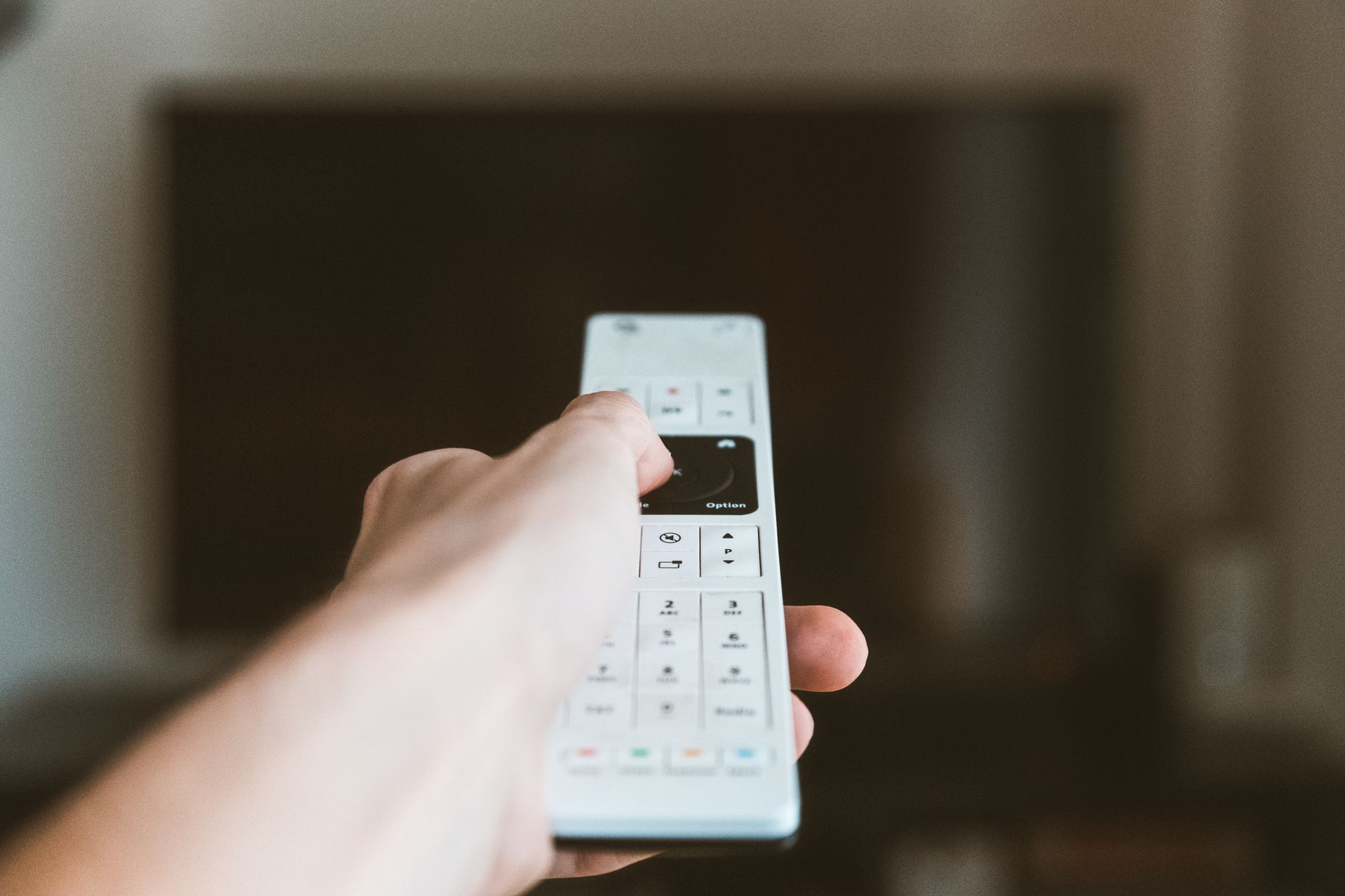 Fernseher und Heimkino-Einrichtung im Wohnzimmer