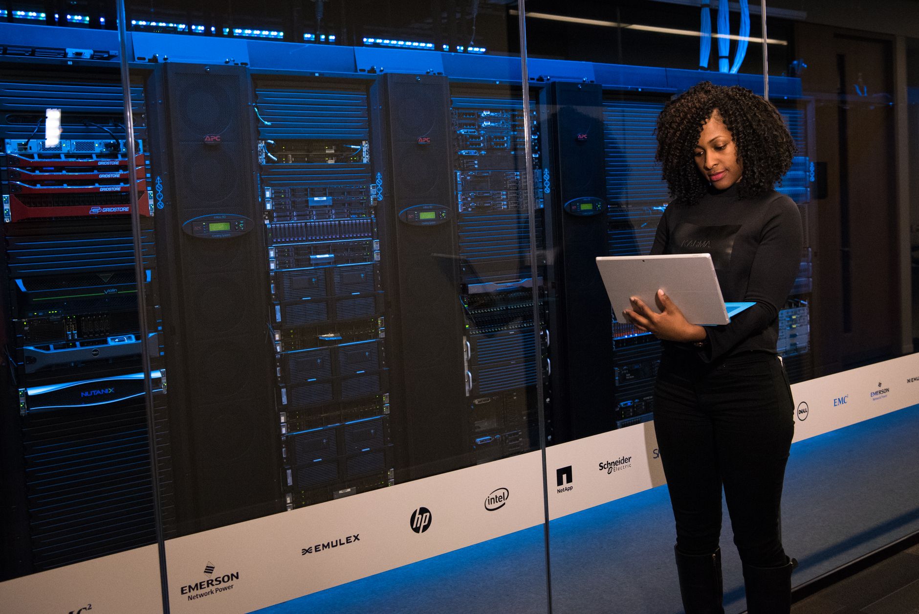 Technische Planung der Server-Hardware in modernem Büro