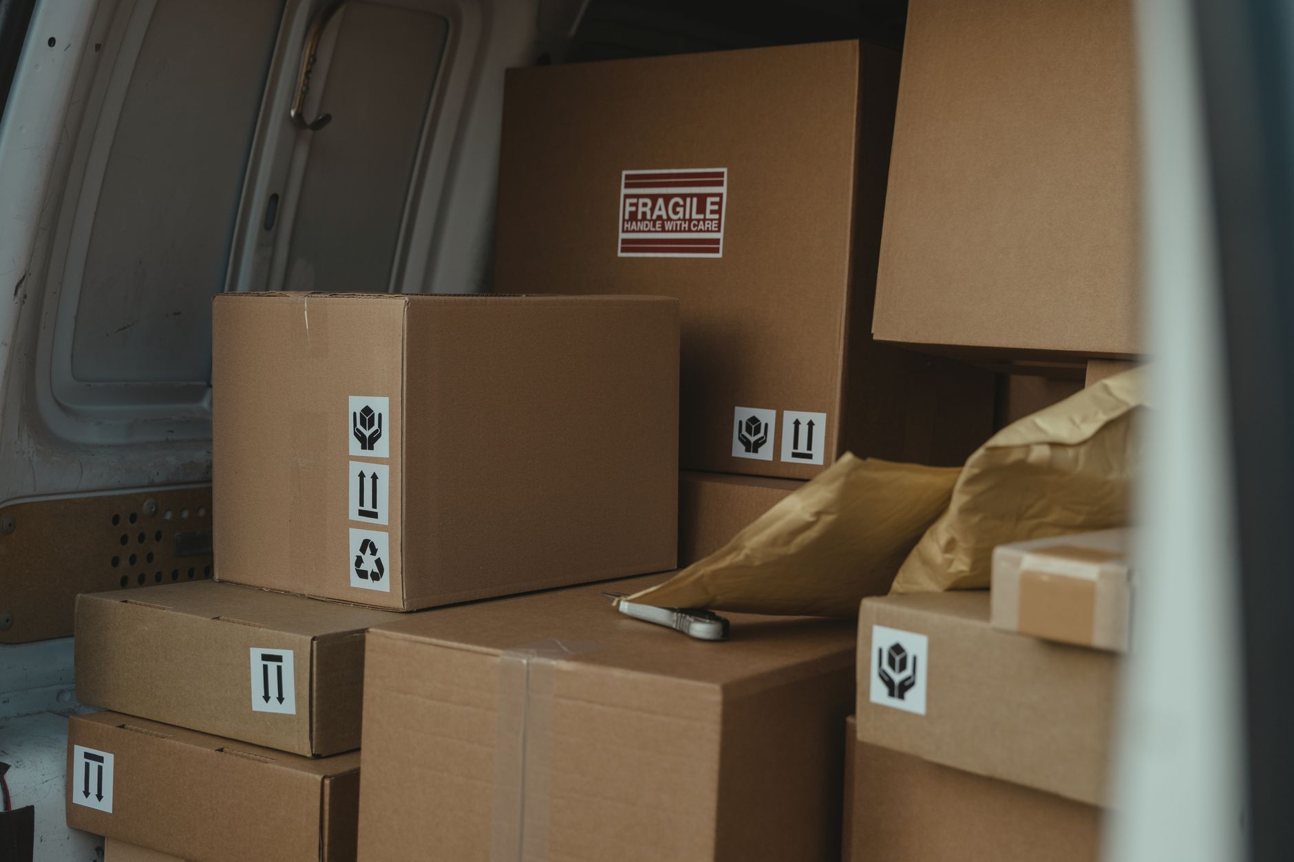 Versandzentrum eines Onlineshops mit Paketen zum Warenversand