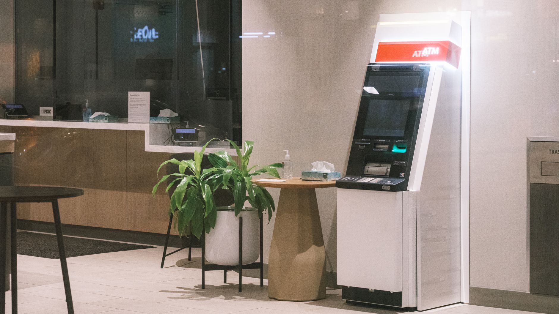 Bank employee advising a customer at the branch, a scenario evaluated by mystery shopper