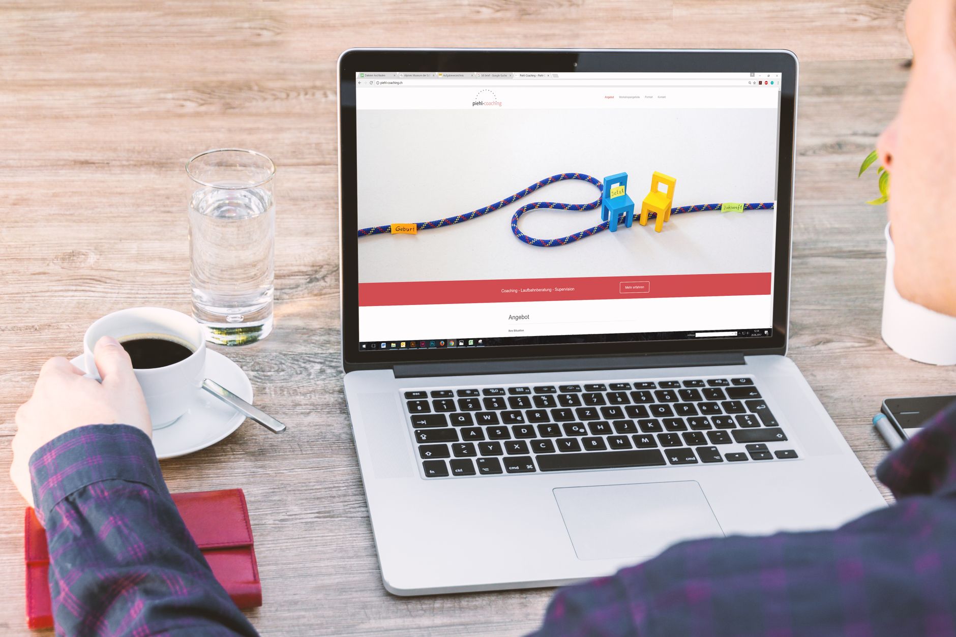 Personne créant un site web professionnel sur son ordinateur portable