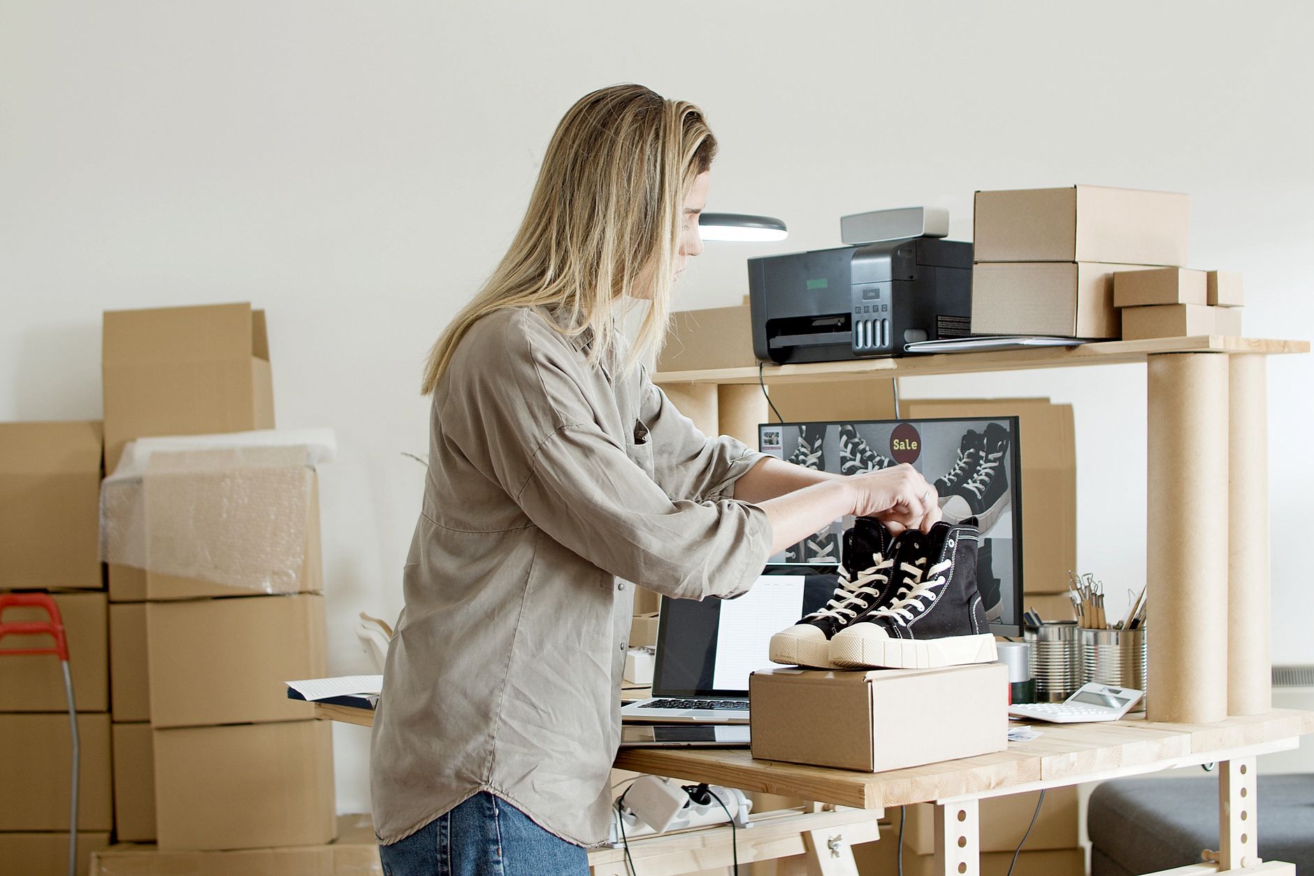 Entrepreneur gérant son entreprise et son site web depuis son ordinateur