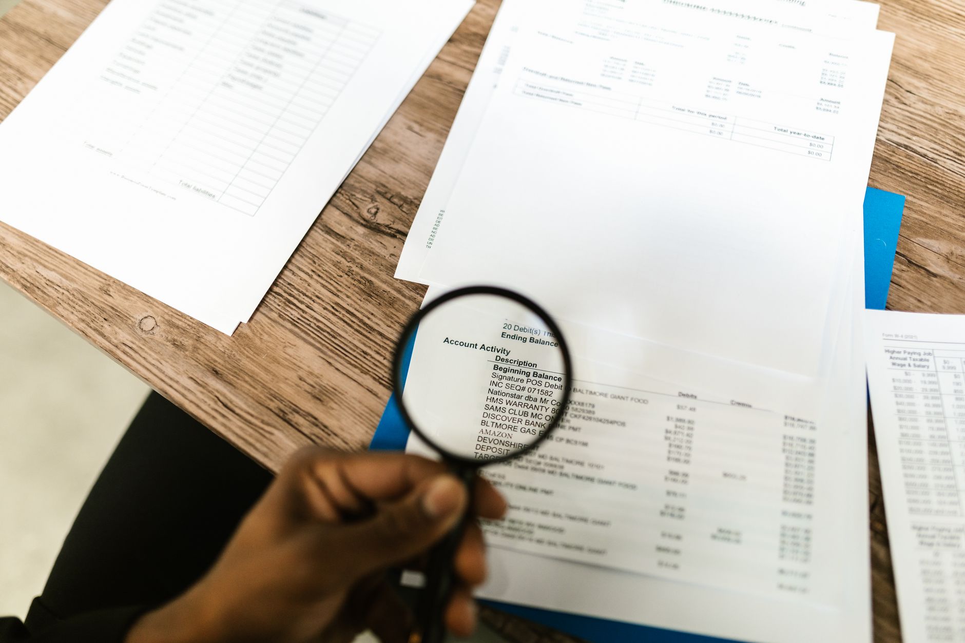 Évaluation mystery shopper externe : auditeur observe le service client de manière anonyme en point de vente