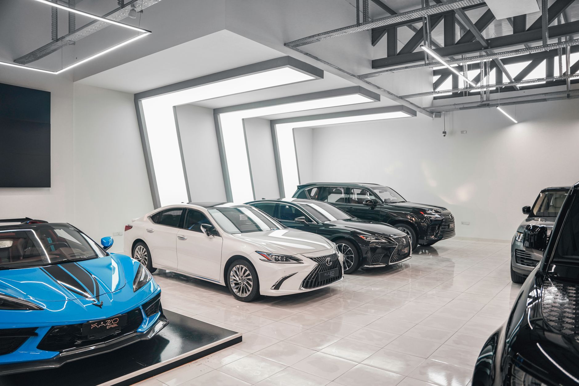 Intérieur d'une concession automobile de luxe : espace d'exposition et protocole d'accueil évalués