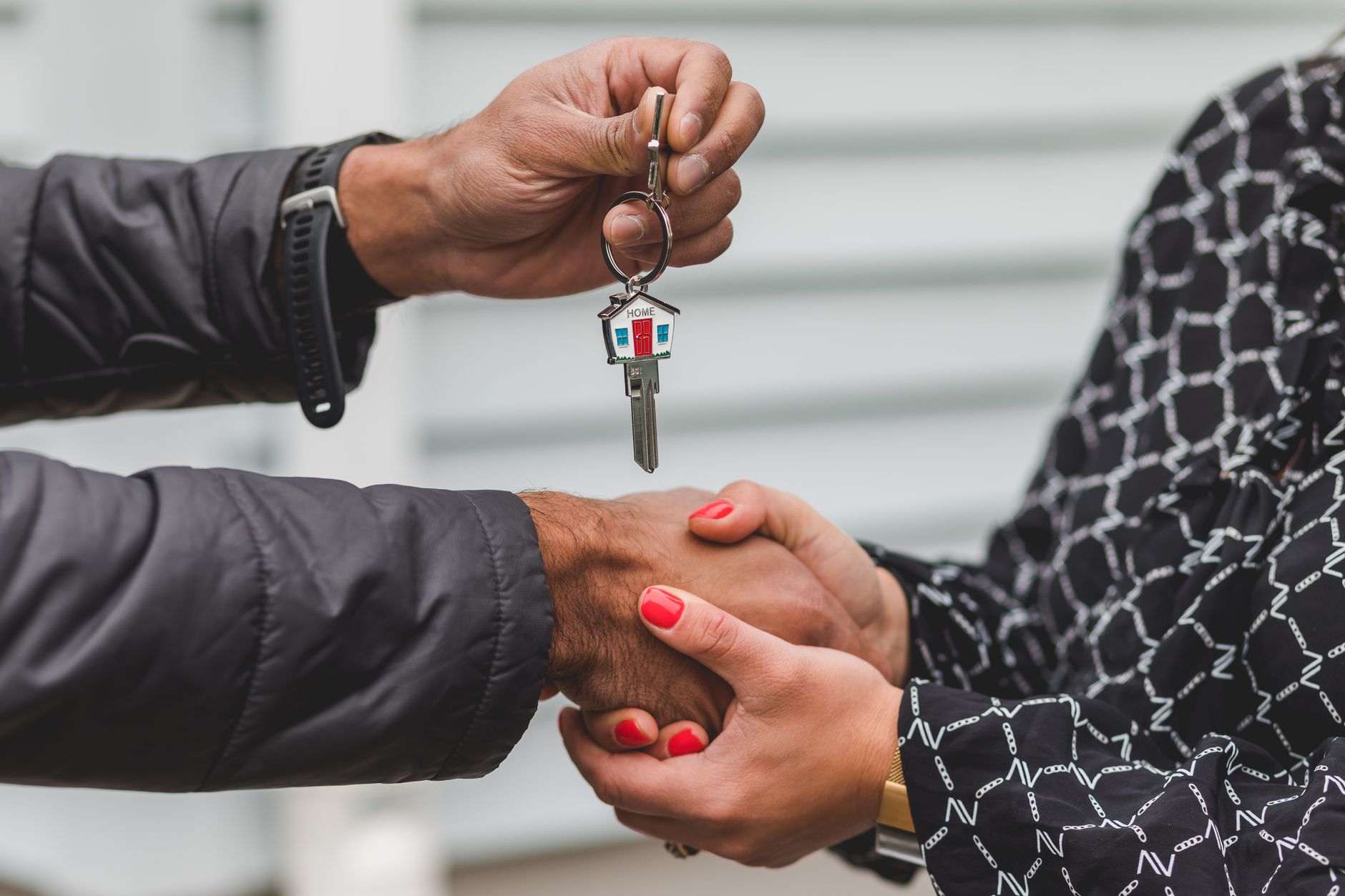 Remise des clés après transaction immobilière réussie : résultat d'un conseil de qualité et d'un suivi structuré