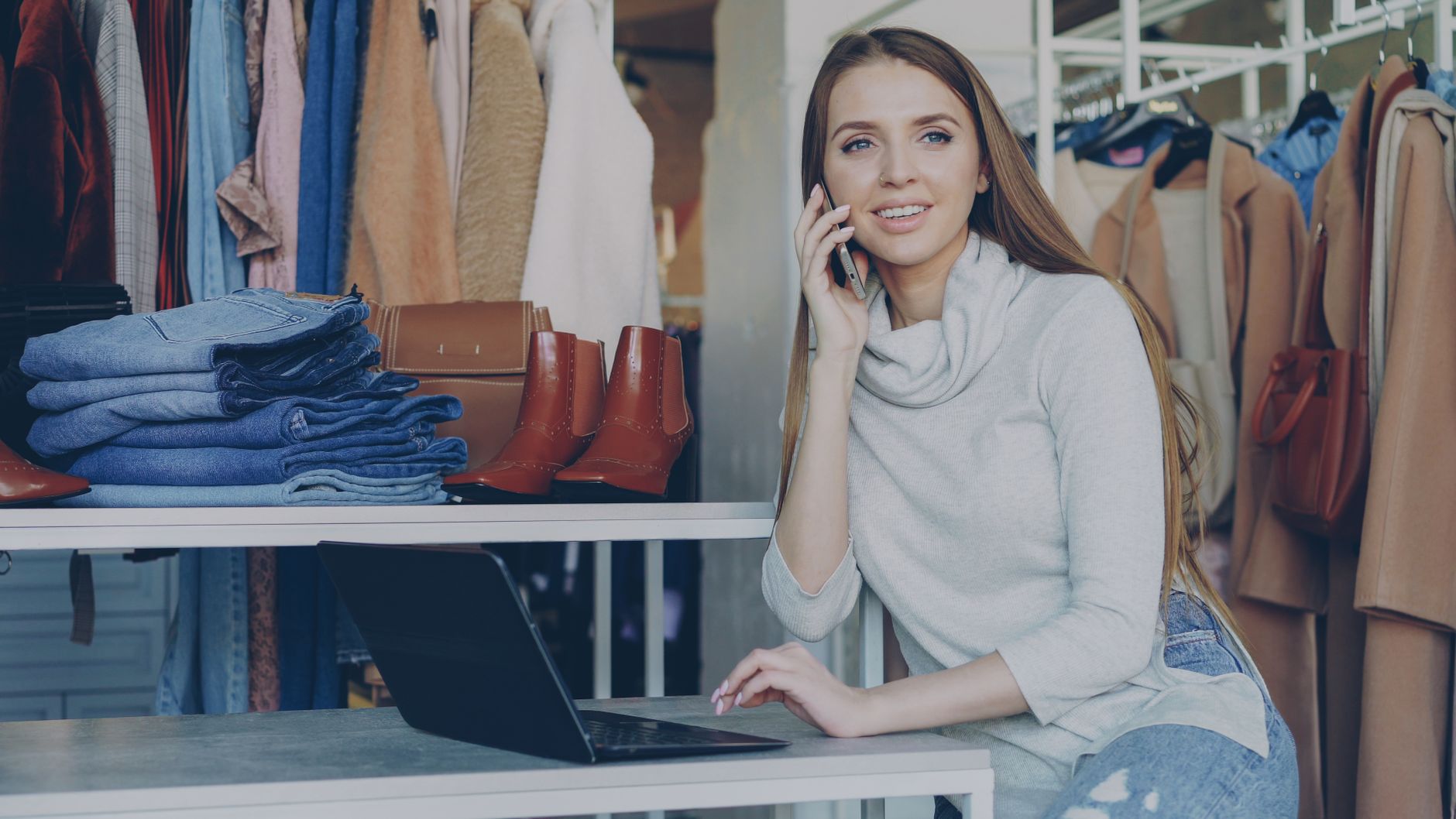 Conseiller en boutique télécom accueillant un client lors d'un audit mystery shopper