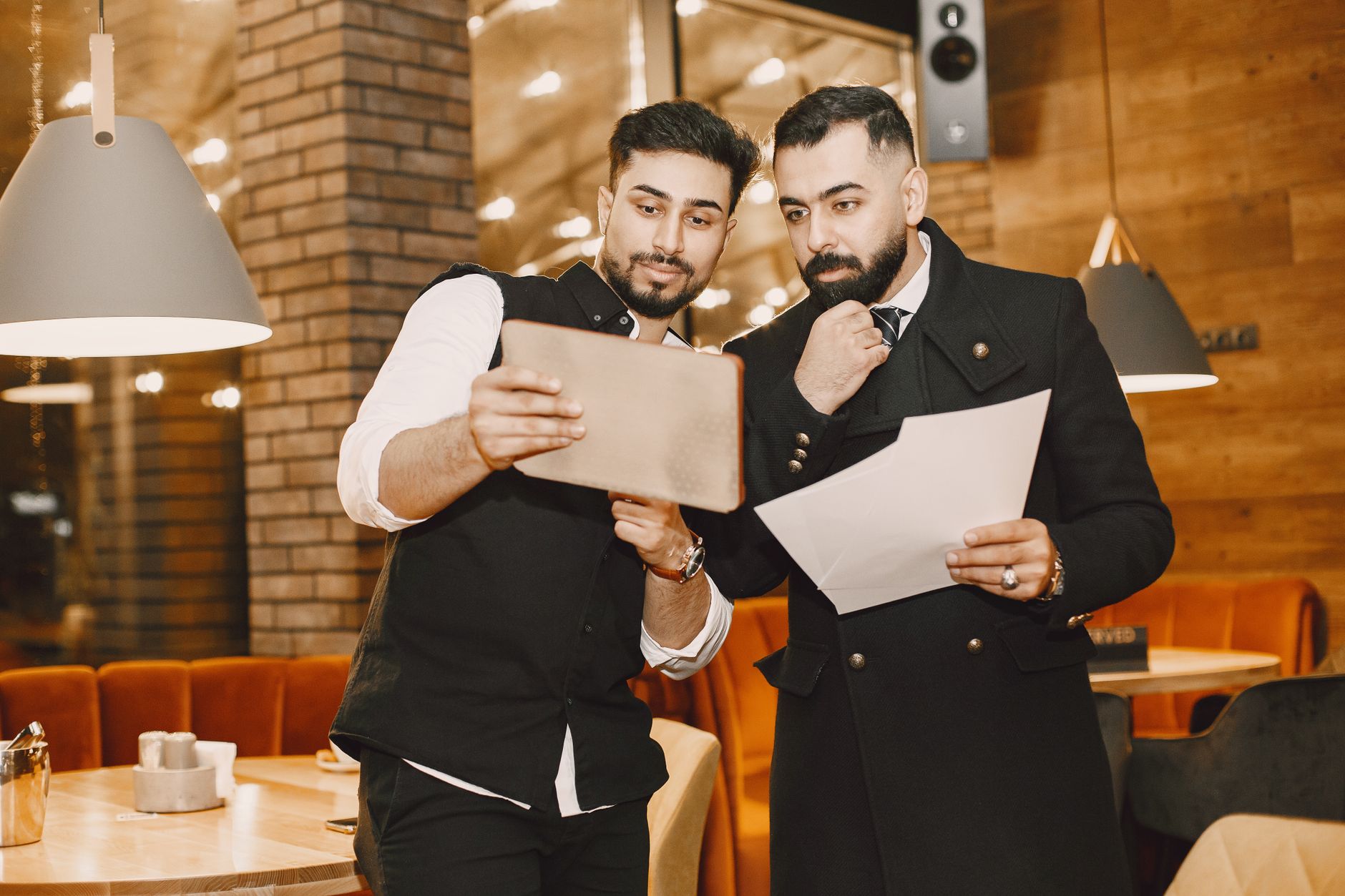 Responsable de restaurant analysant un rapport mystery diner avec son équipe