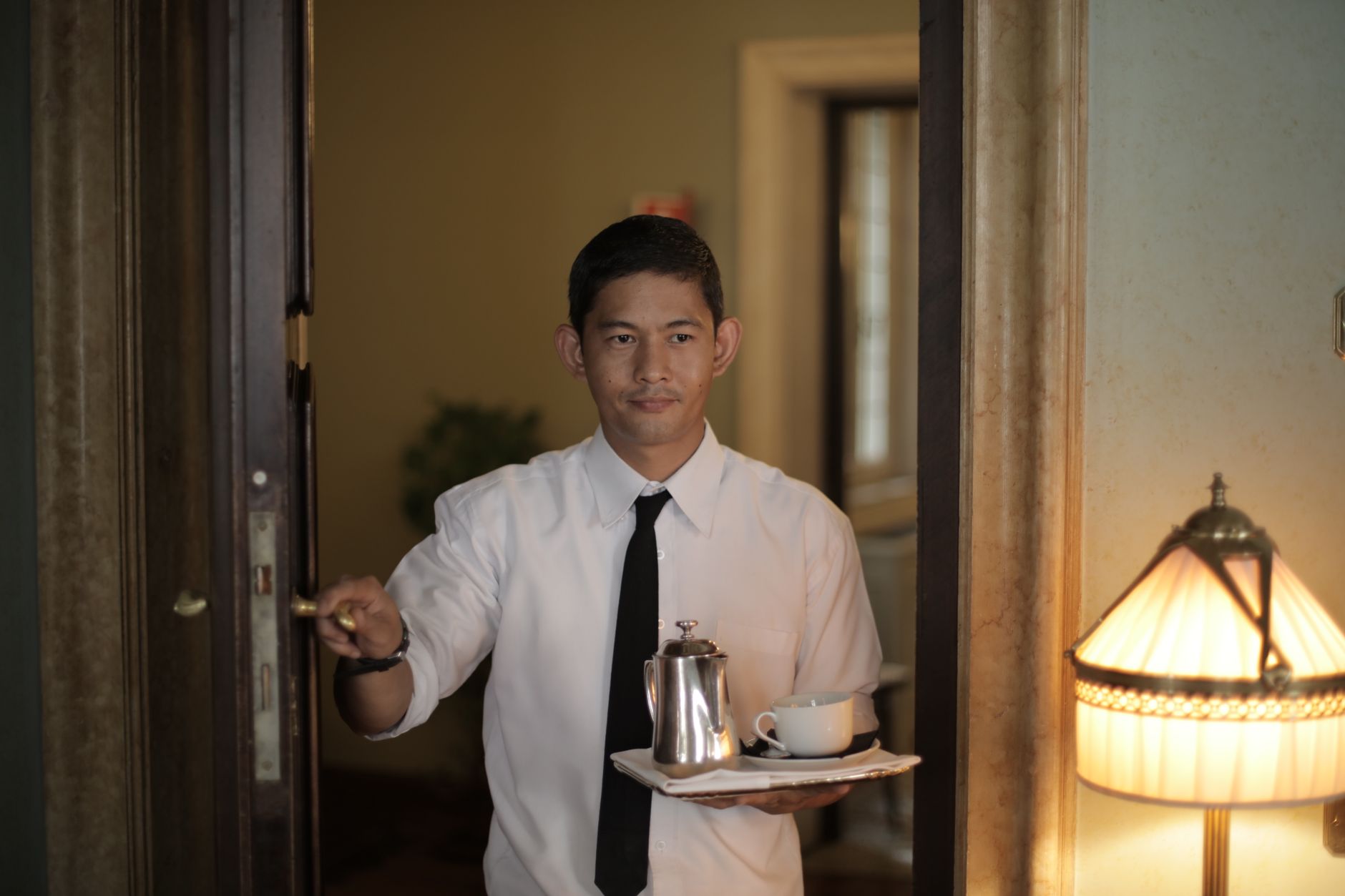 Plateau de room service d'h&ocirc;tel — &eacute;valuation mystery guest des d&eacute;lais de livraison et de la pr&eacute;sentation