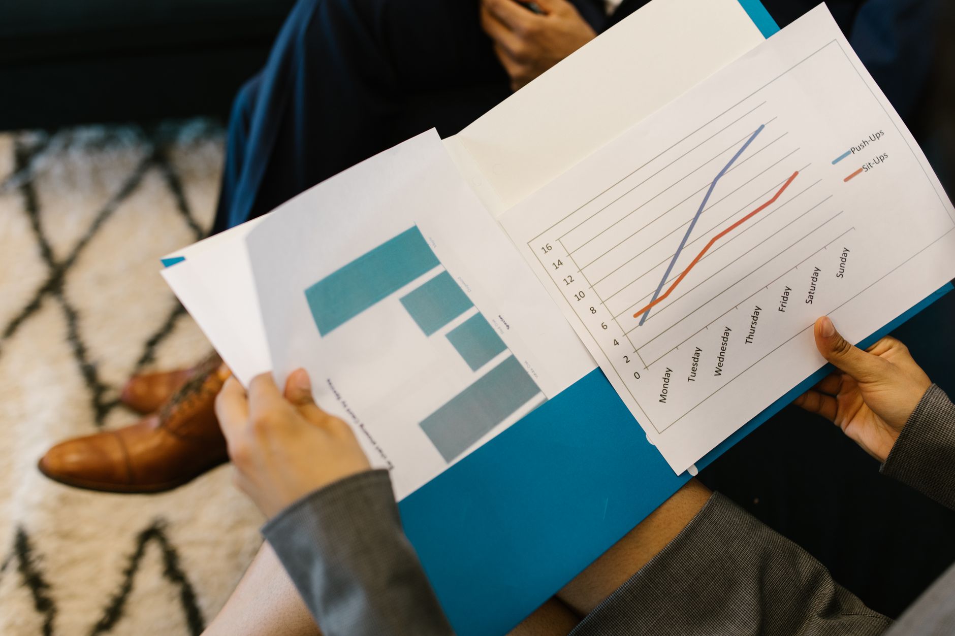 Réunion entre franchiseur et évaluateur analysant le rapport d'audit mystery shopper du réseau