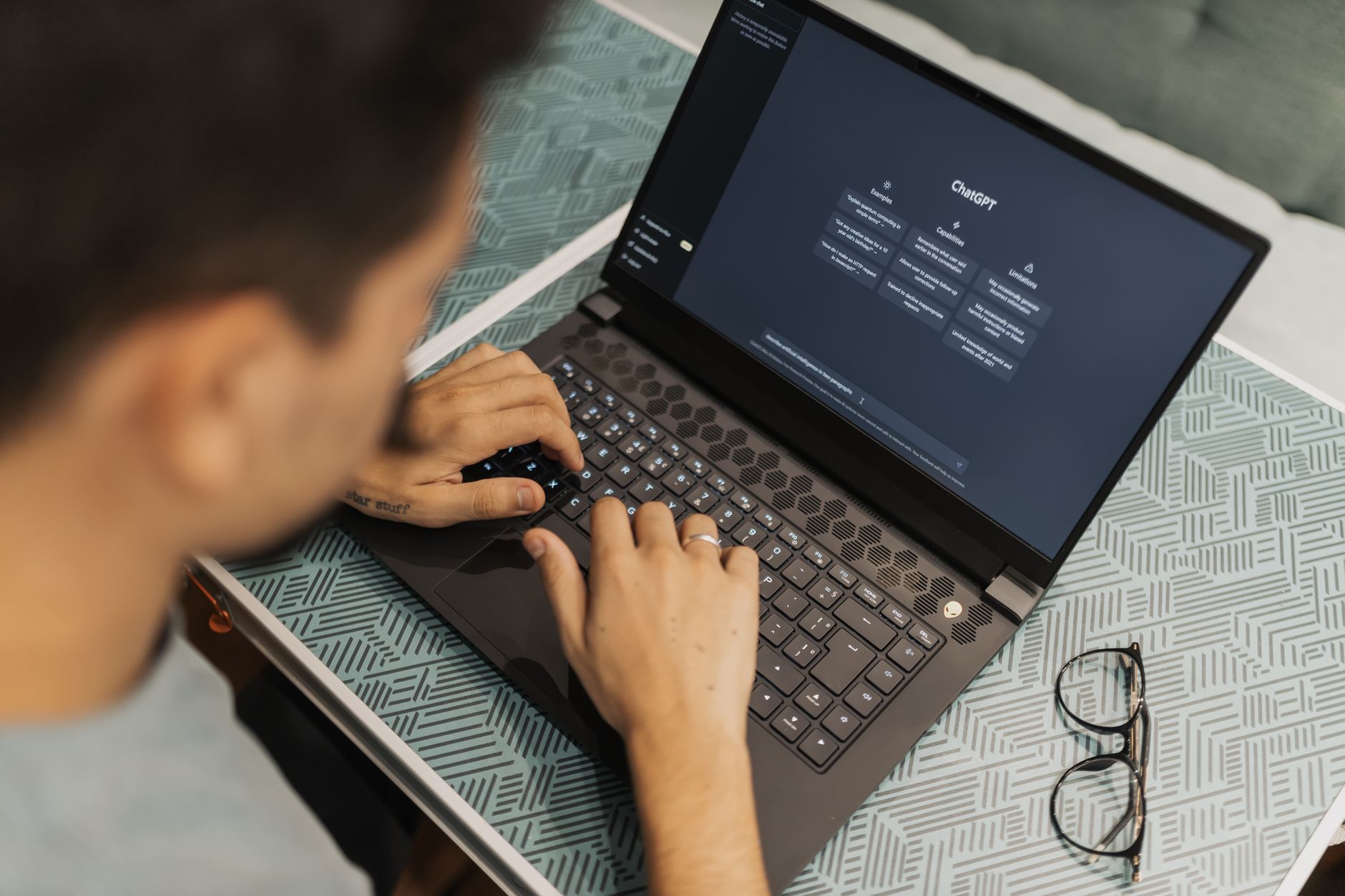 Personne consultant un assistant d'intelligence artificielle sur son ordinateur portable