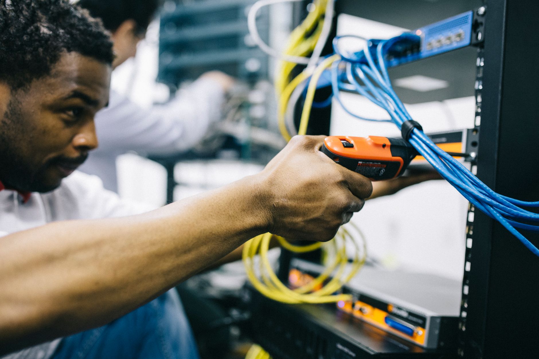 Tecnico trabajando en un centro de datos durante una migracion de servidores