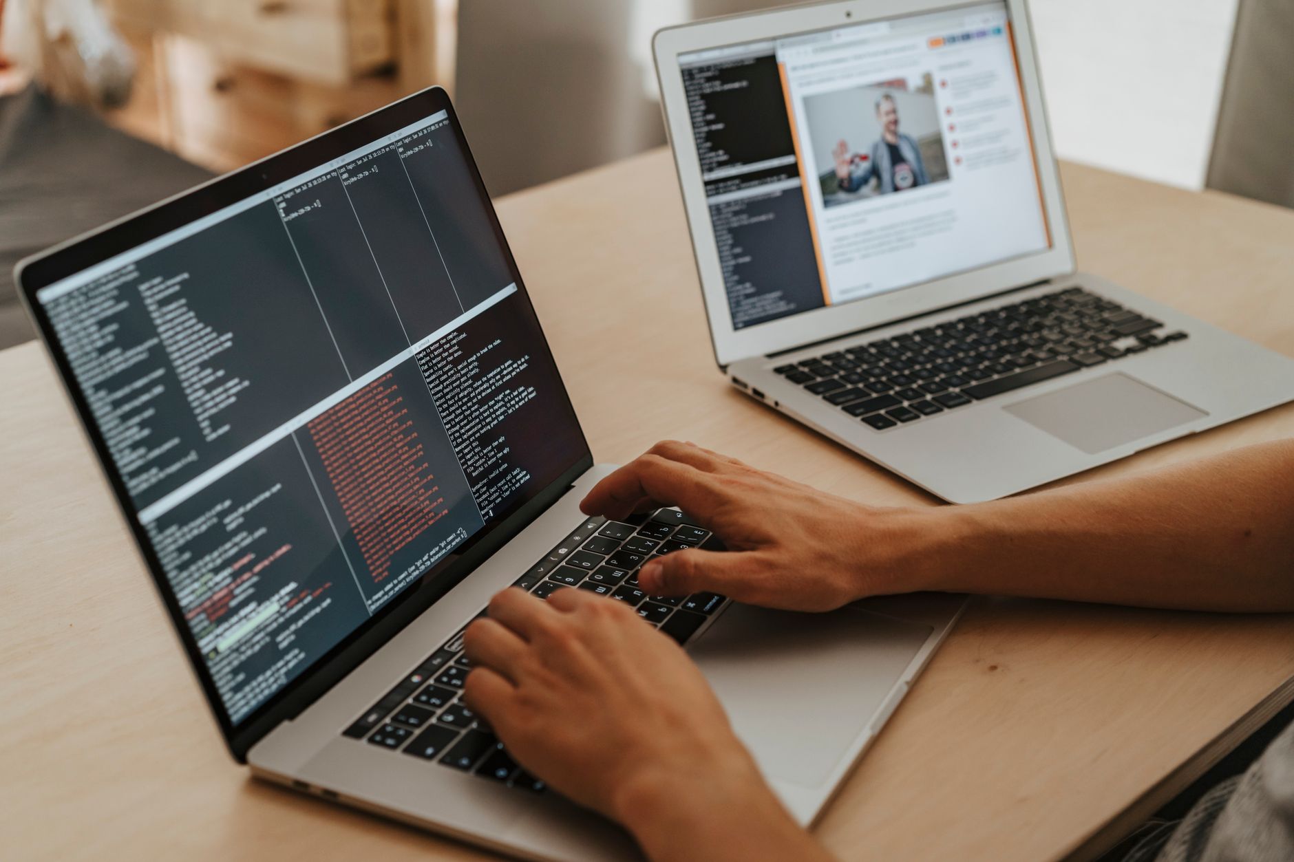 Desarrollador revisando el checklist de migracion en su portatil