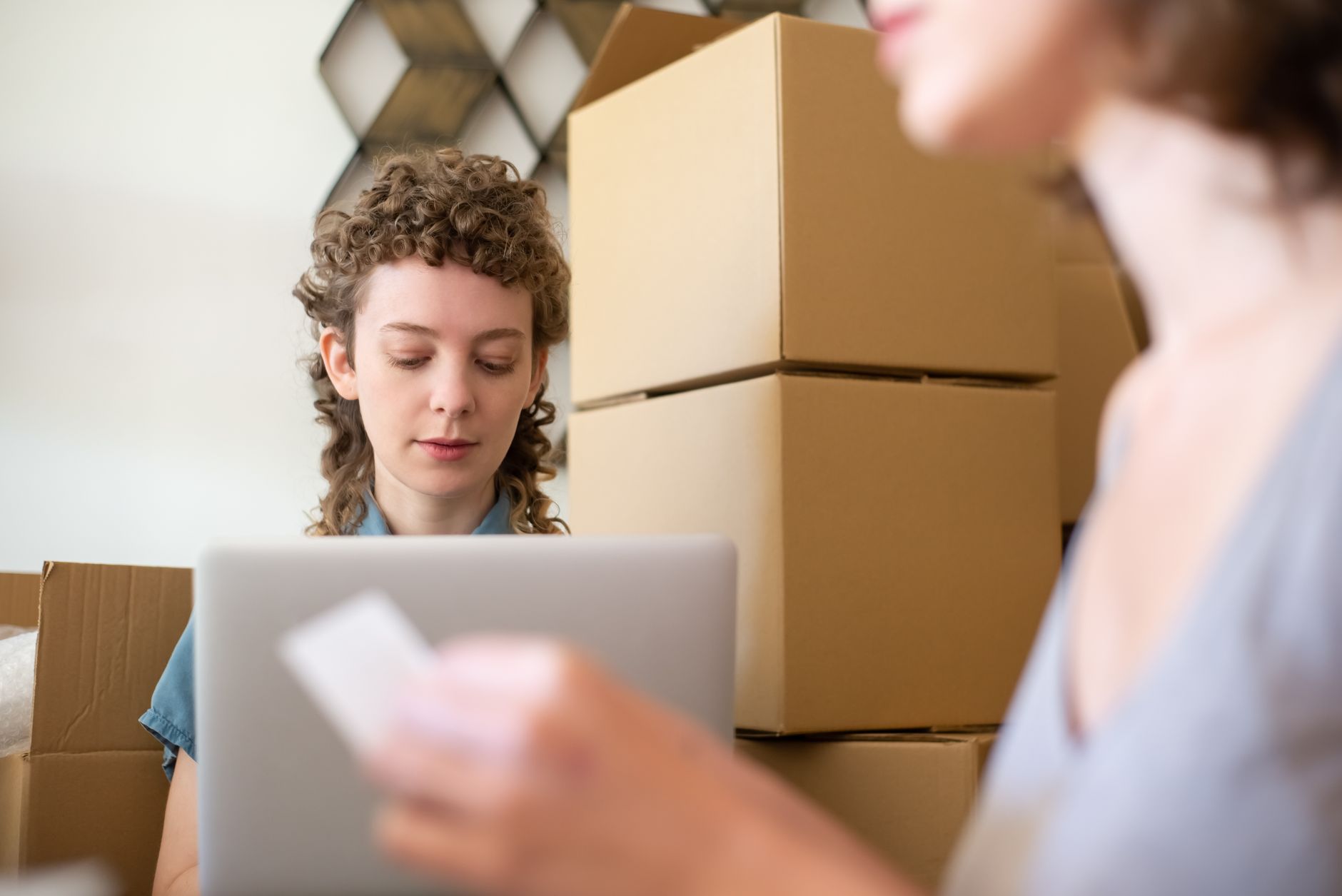 Entrepôt e-commerce avec des colis prêts à être expédiés