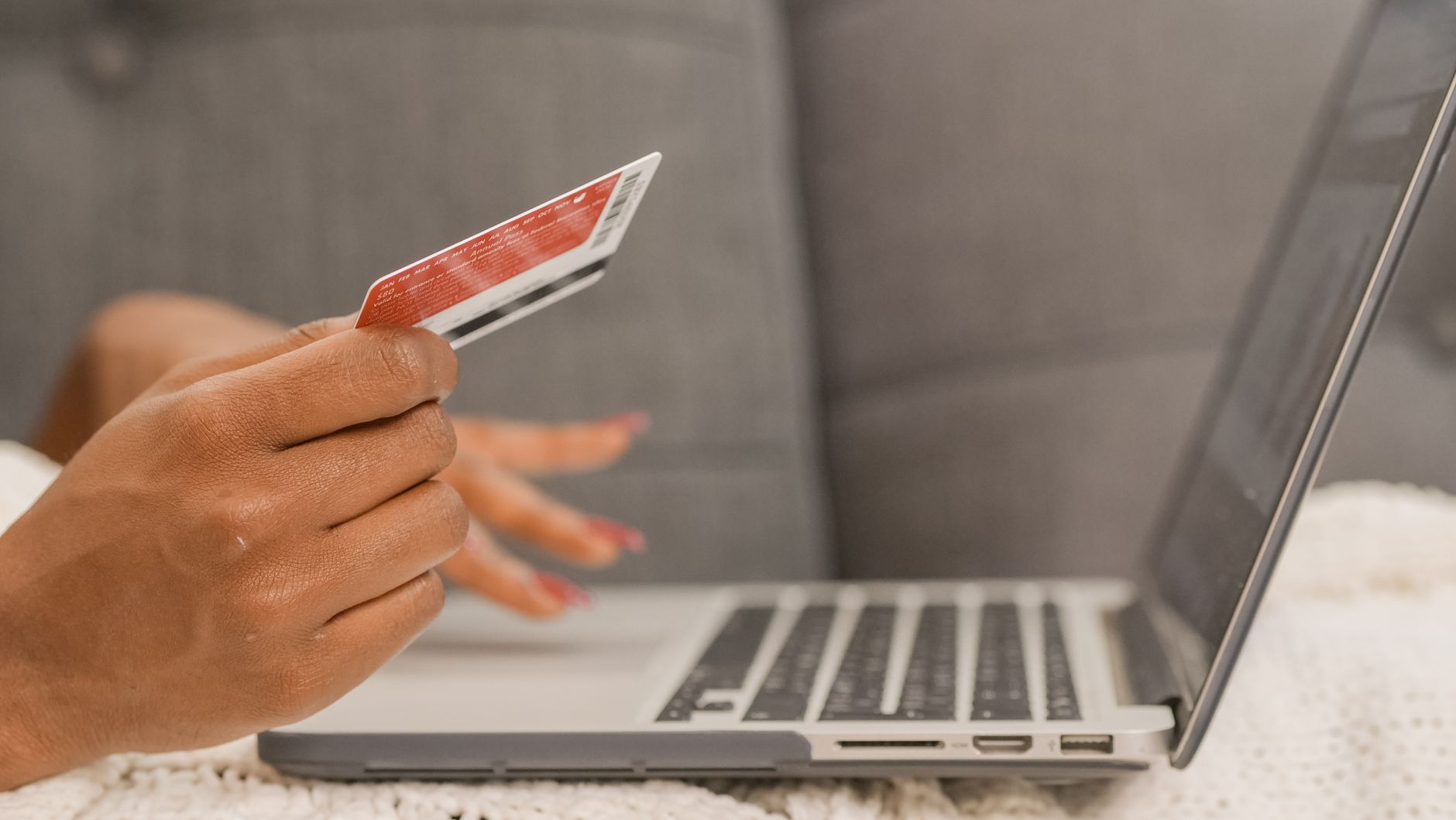 Personne payant un achat en ligne par carte avec un ordinateur portable