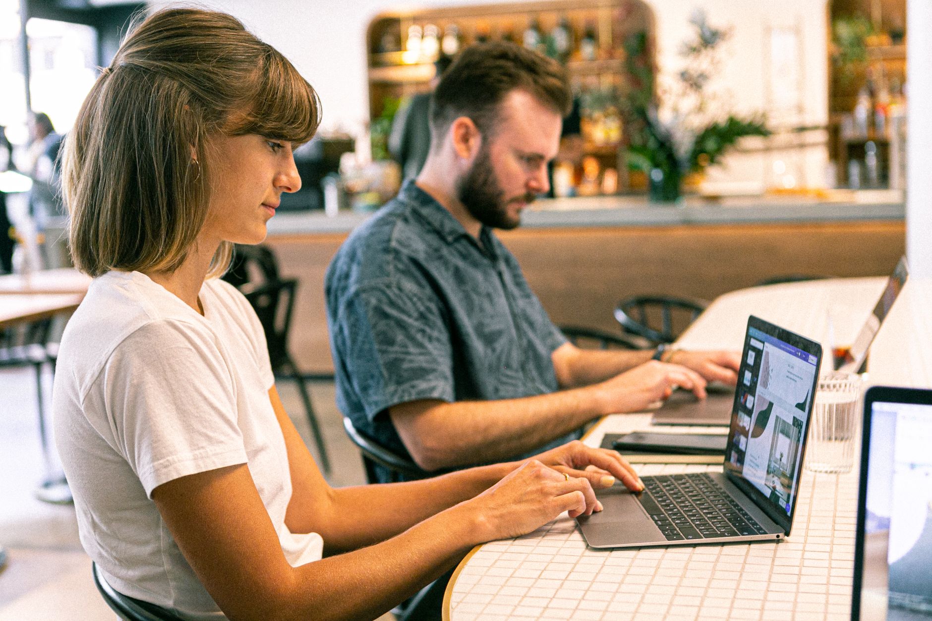 Equipo de agencia digital gestionando infraestructura de servidores dedicados