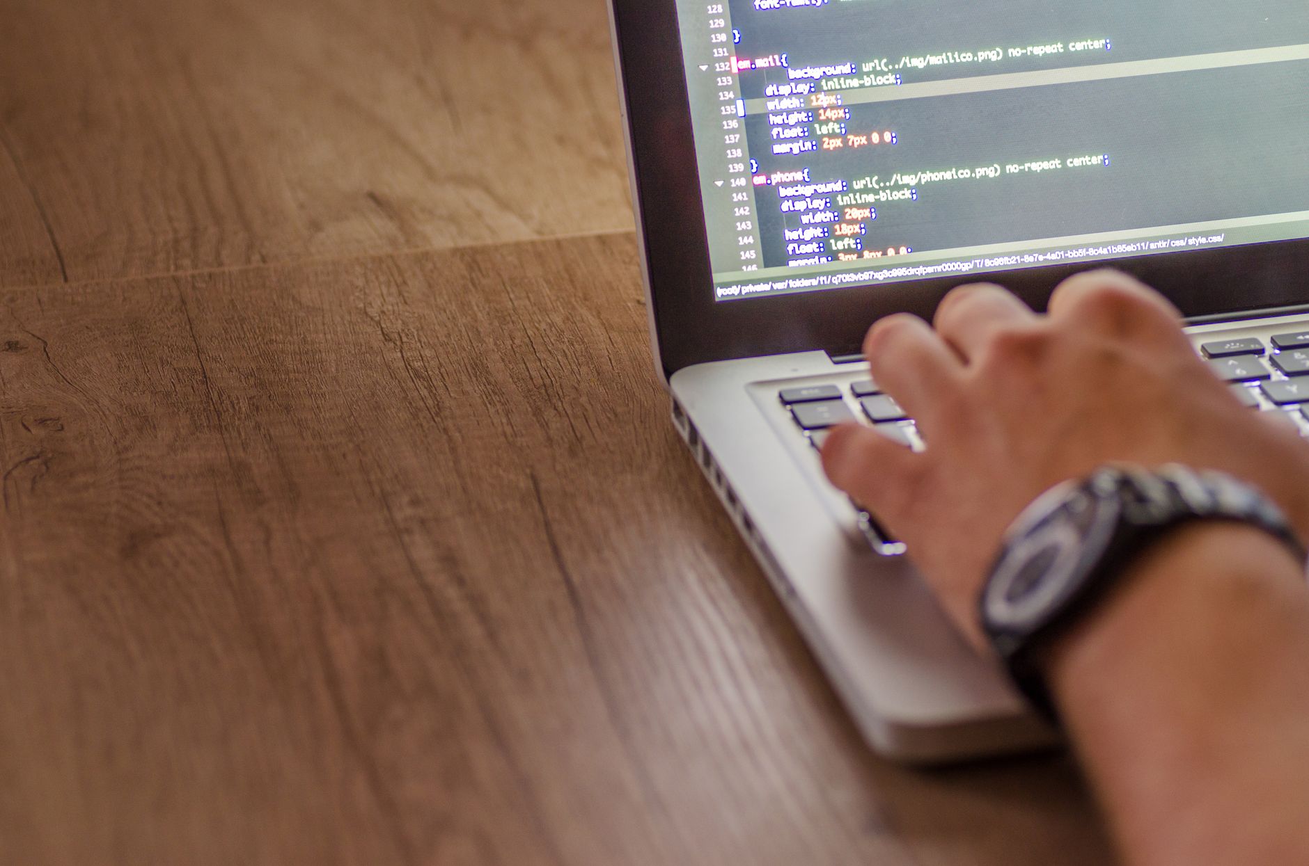 Desarrollador trabajando en su portatil gestionando varias webs de clientes