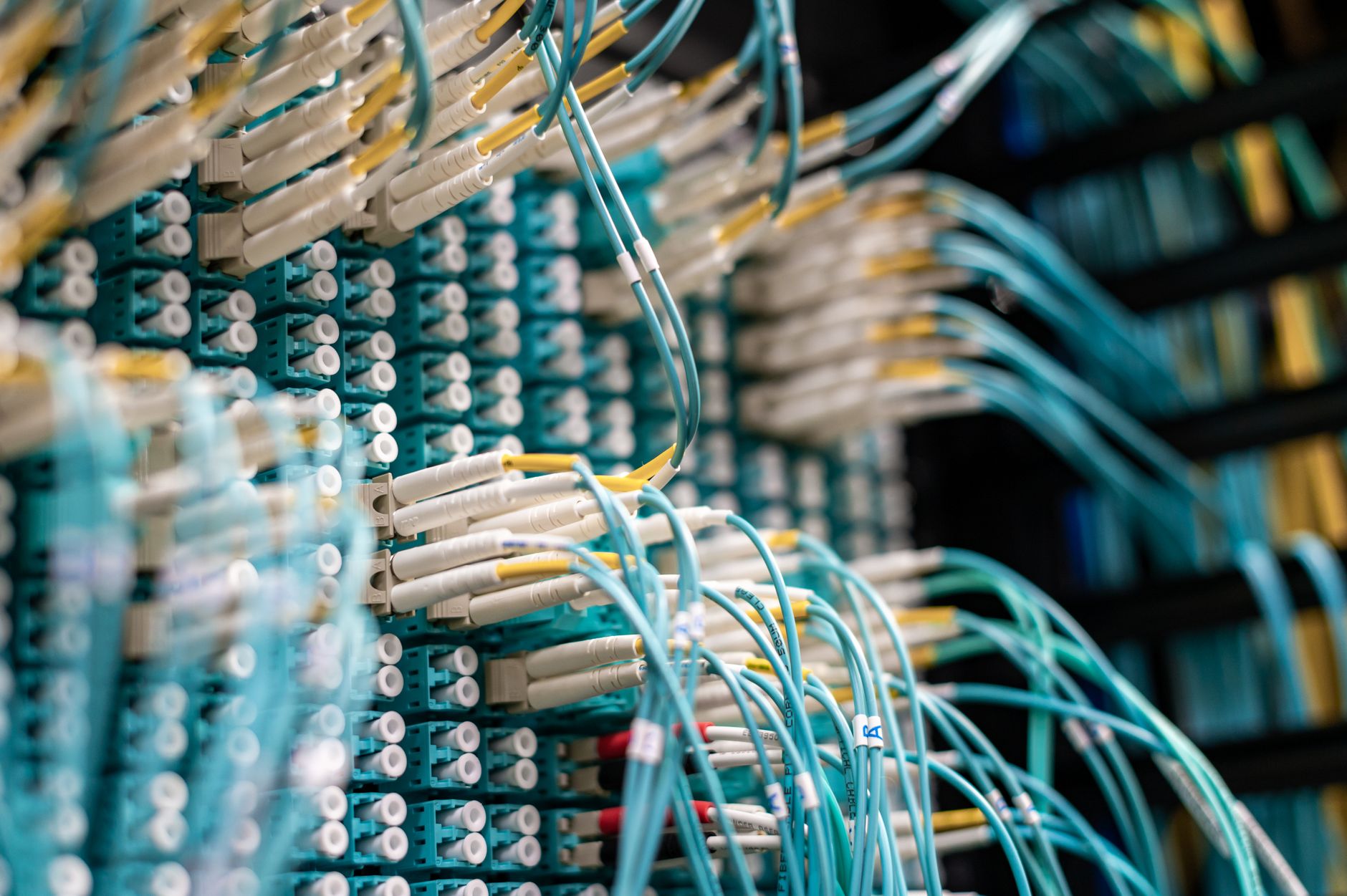 Rack de servidores en un datacenter espanol con cableado de fibra optica