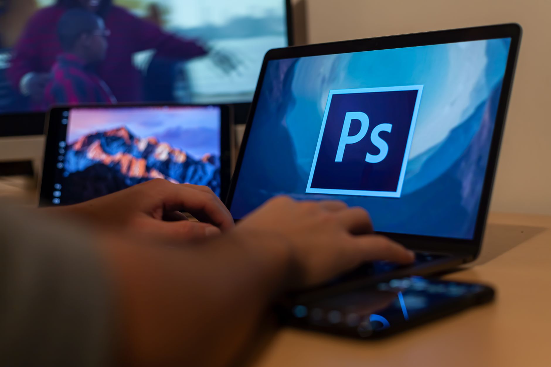 Grafikdesigner arbeitet am Laptop mit Design-Software