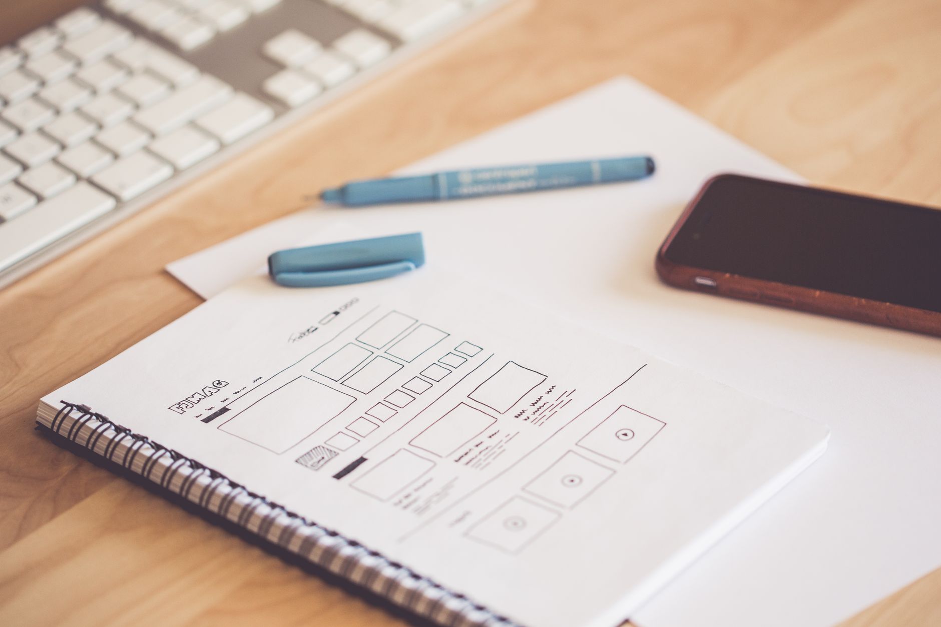 Bildschirm mit UI/UX-Mockup in einem digitalen Design-Tool