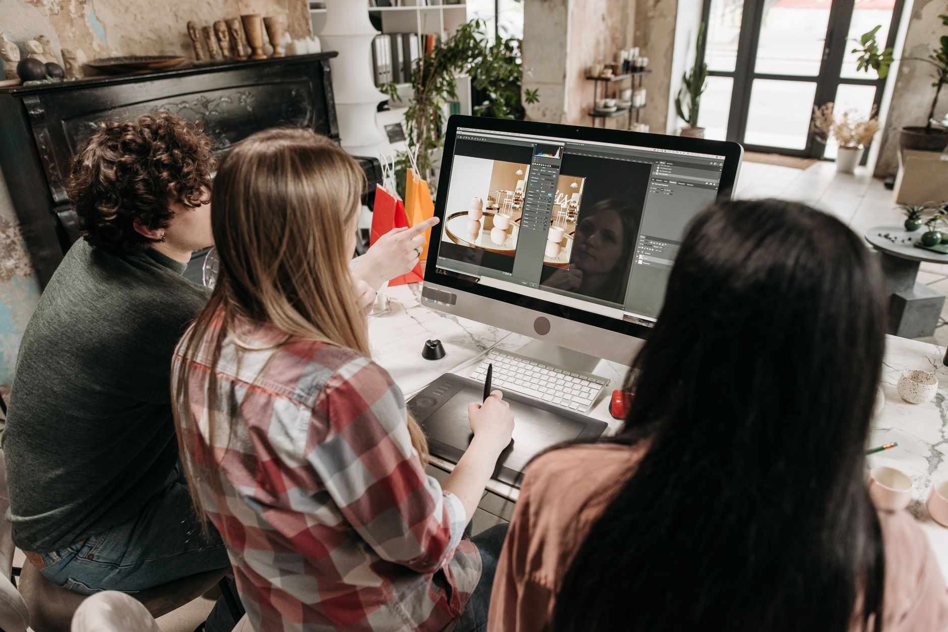 Kreativteam arbeitet gemeinsam an einem Designprojekt mit kollaborativer Software