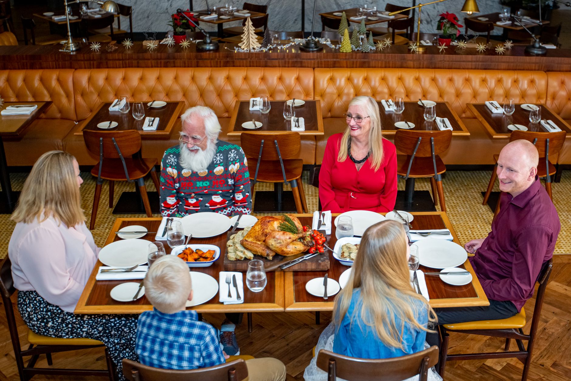 Groupe de convives profitant d'une expérience gastronomique personnalisée dans un restaurant