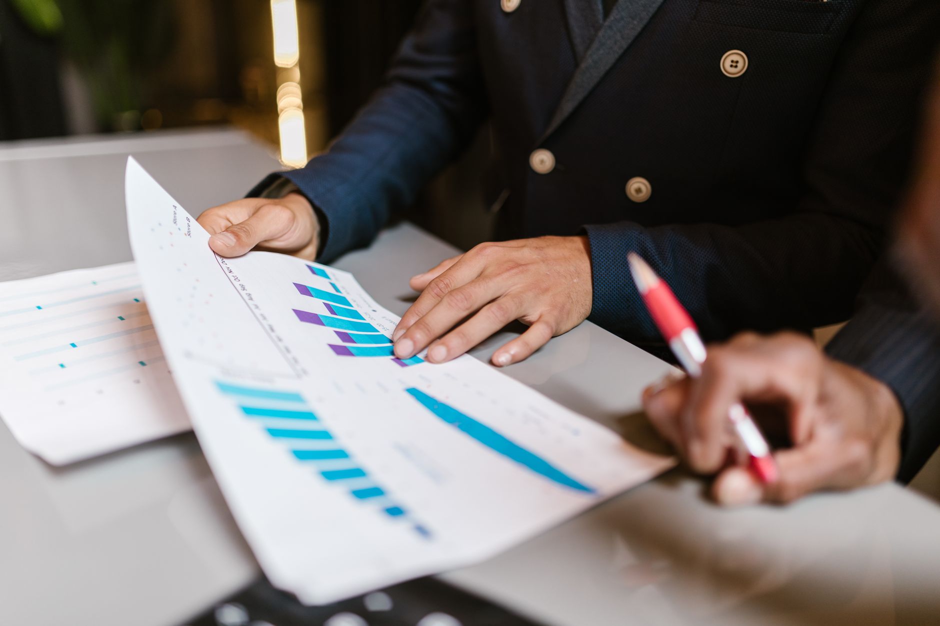Equipo analizando metricas SaaS para su negocio