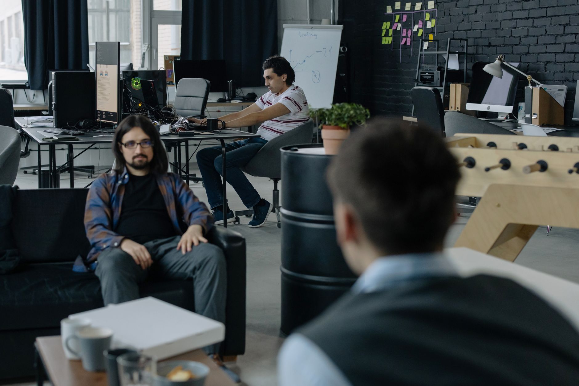Equipo de agencia digital trabajando con múltiples clientes