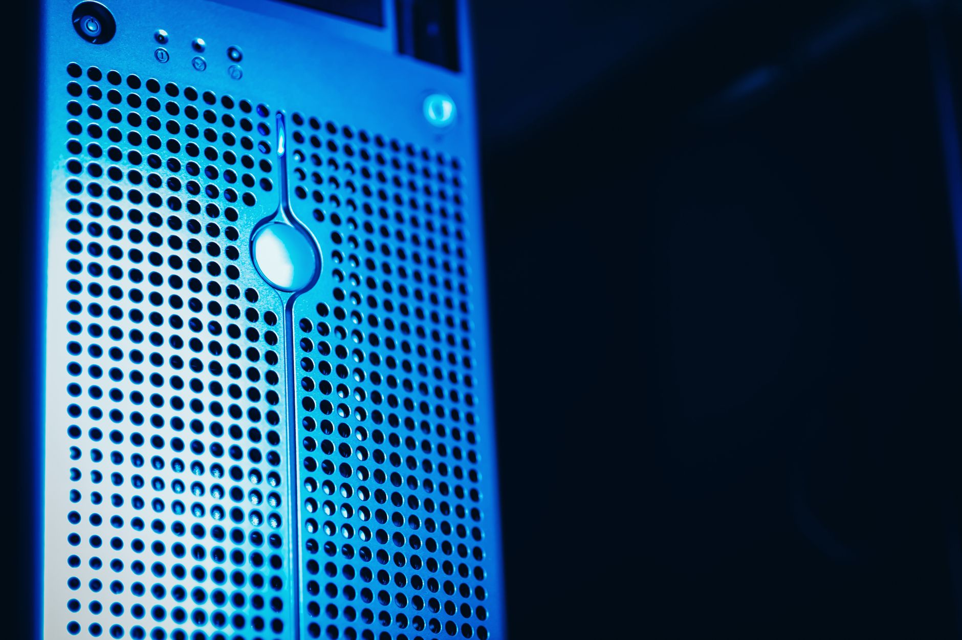 Centro de datos con servidores en rack — infraestructura cloud para startups