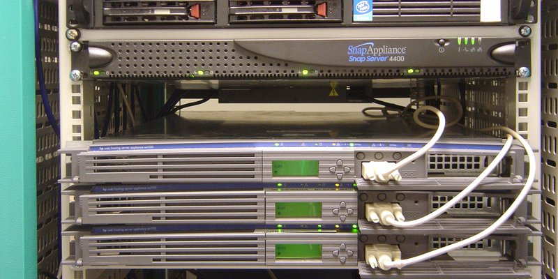 NVMe vs SSD hosting WordPress: velocidad TTFB y rendimiento