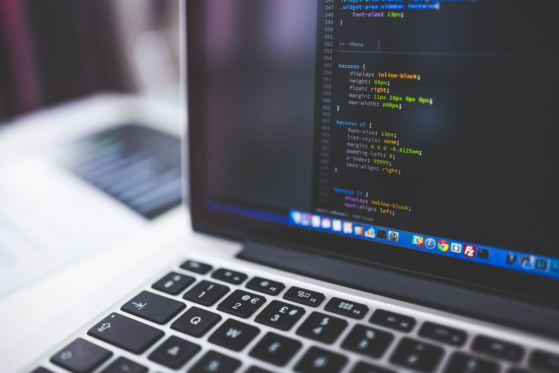 Desarrollador trabajando en su portátil creando un sitio web