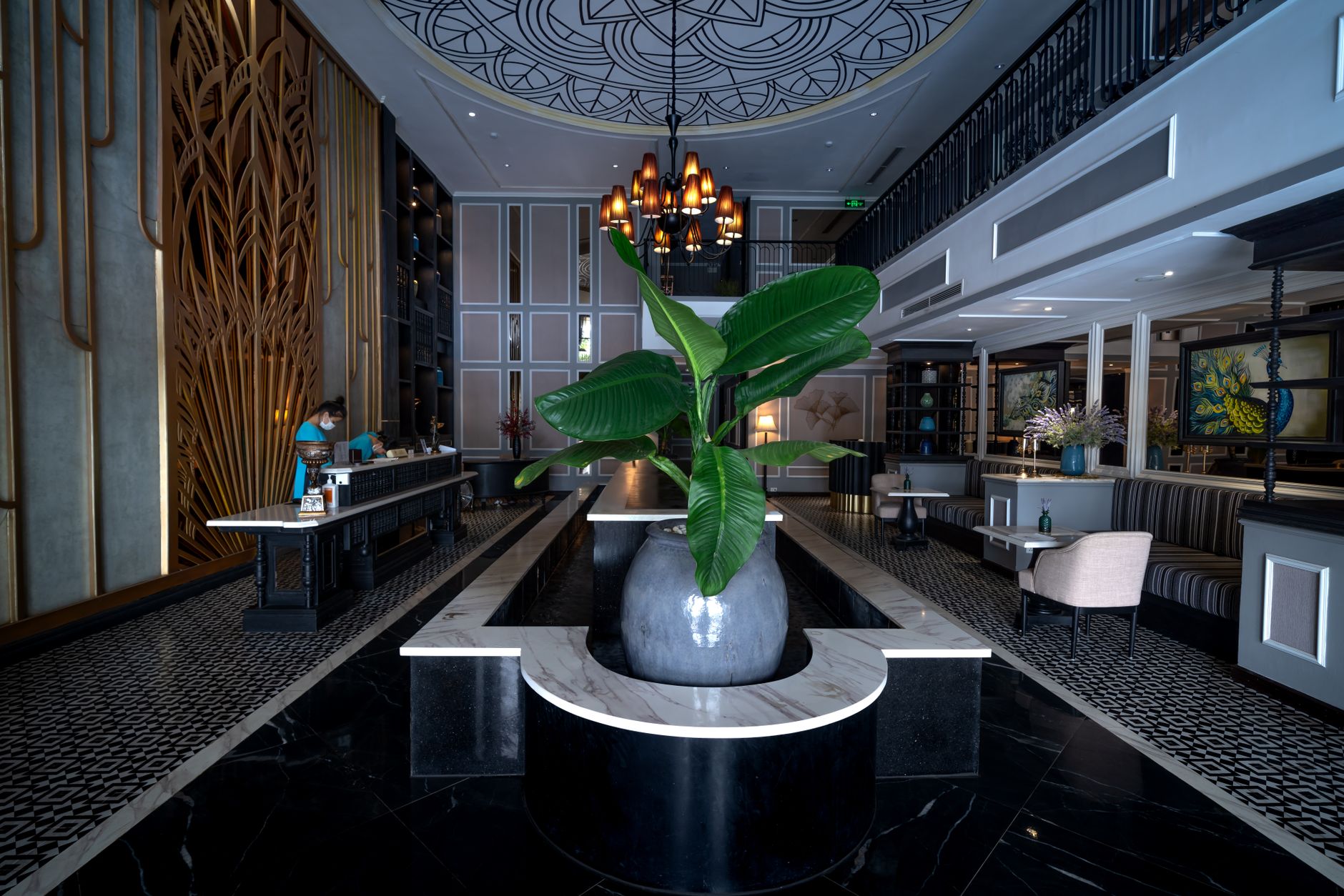 Recepcionista de hotel durante auditoria de mystery shopper hotelero