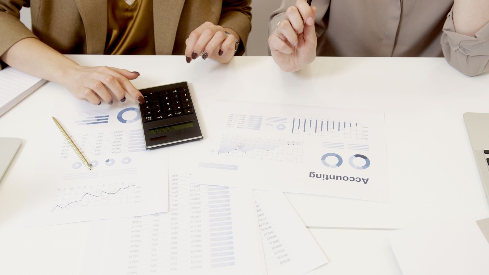 Confronto tra audit mystery shopper interno ed esterno in un punto vendita
