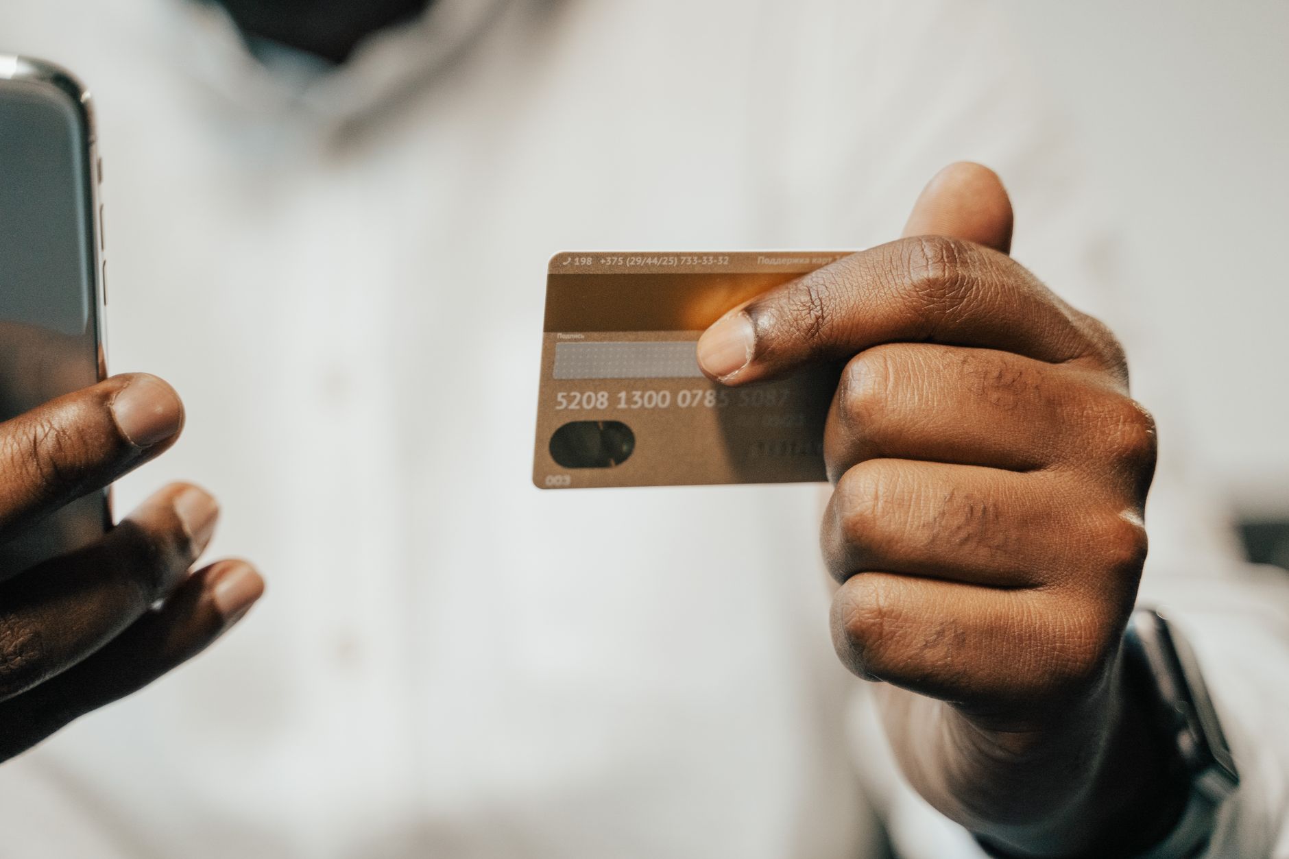 Kunde nutzt Mobile Banking: Bewertung des digitalen Kanals bei einem Bank-Mystery-Shopping-Audit