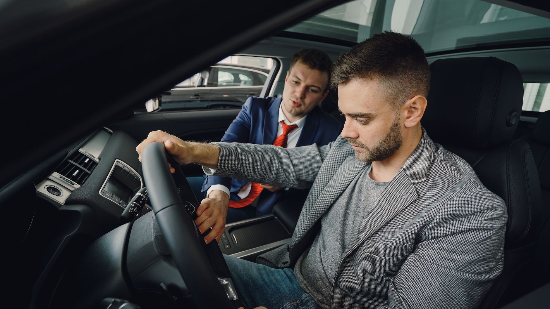 Verkäufer und Kunde bei Probefahrt-Vorbereitung: Key Performance Indicator im Autohaus Mystery Shopping