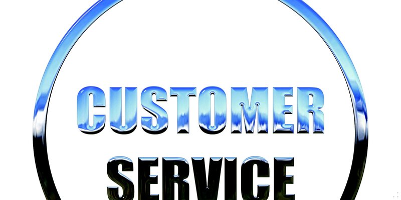 Valutatore mystery shopping che compila un questionario suddiviso in zone di valutazione