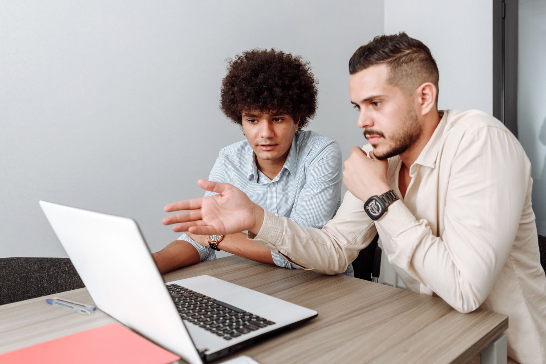 Team nutzt Projektmanagement-Software auf einem Laptop im Büro