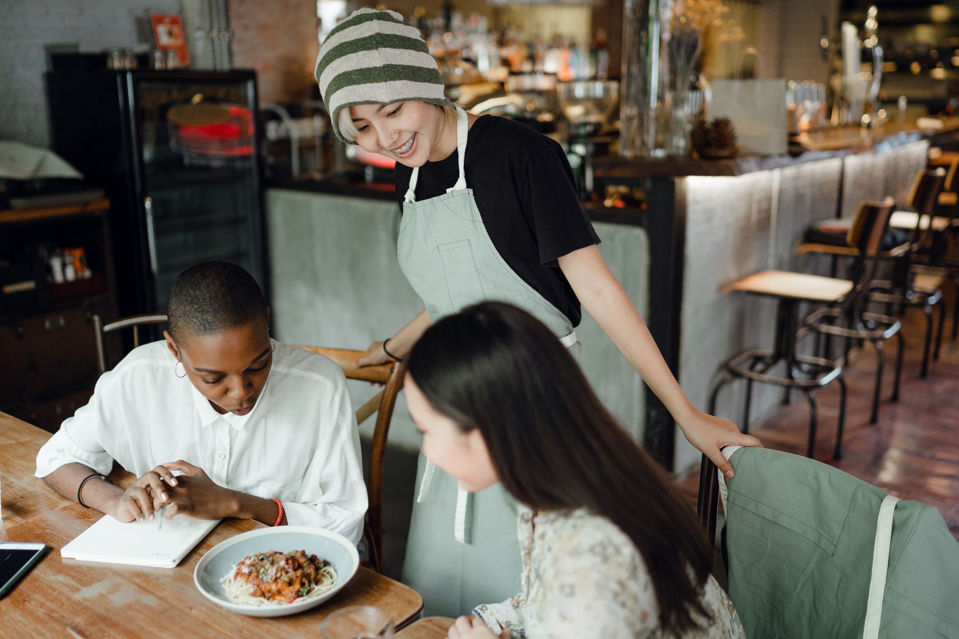 Commensali che apprezzano l'esperienza cliente in un ristorante verificato con mystery diner