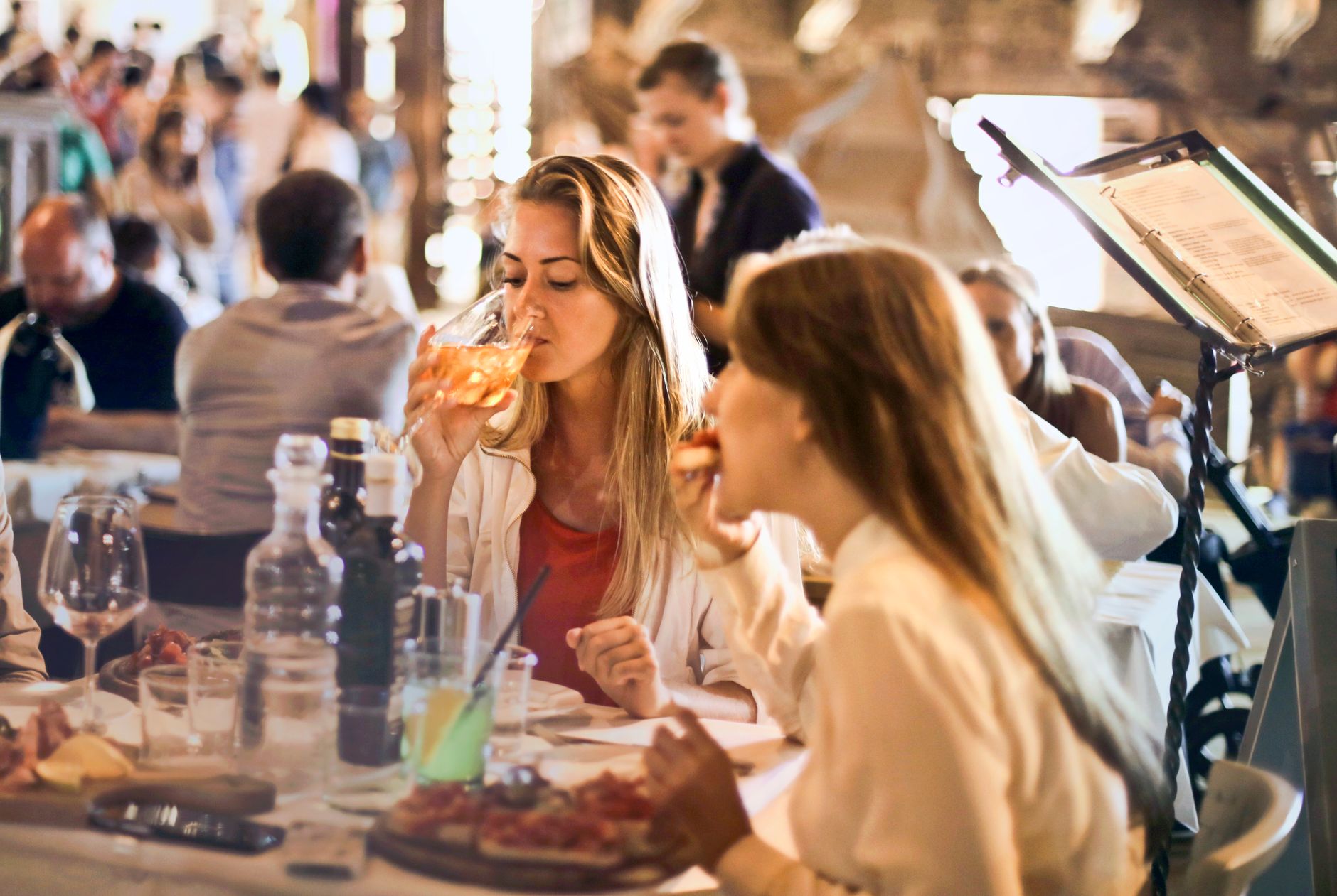 Gruppo di commensali che gode di un'esperienza gastronomica personalizzata in un ristorante
