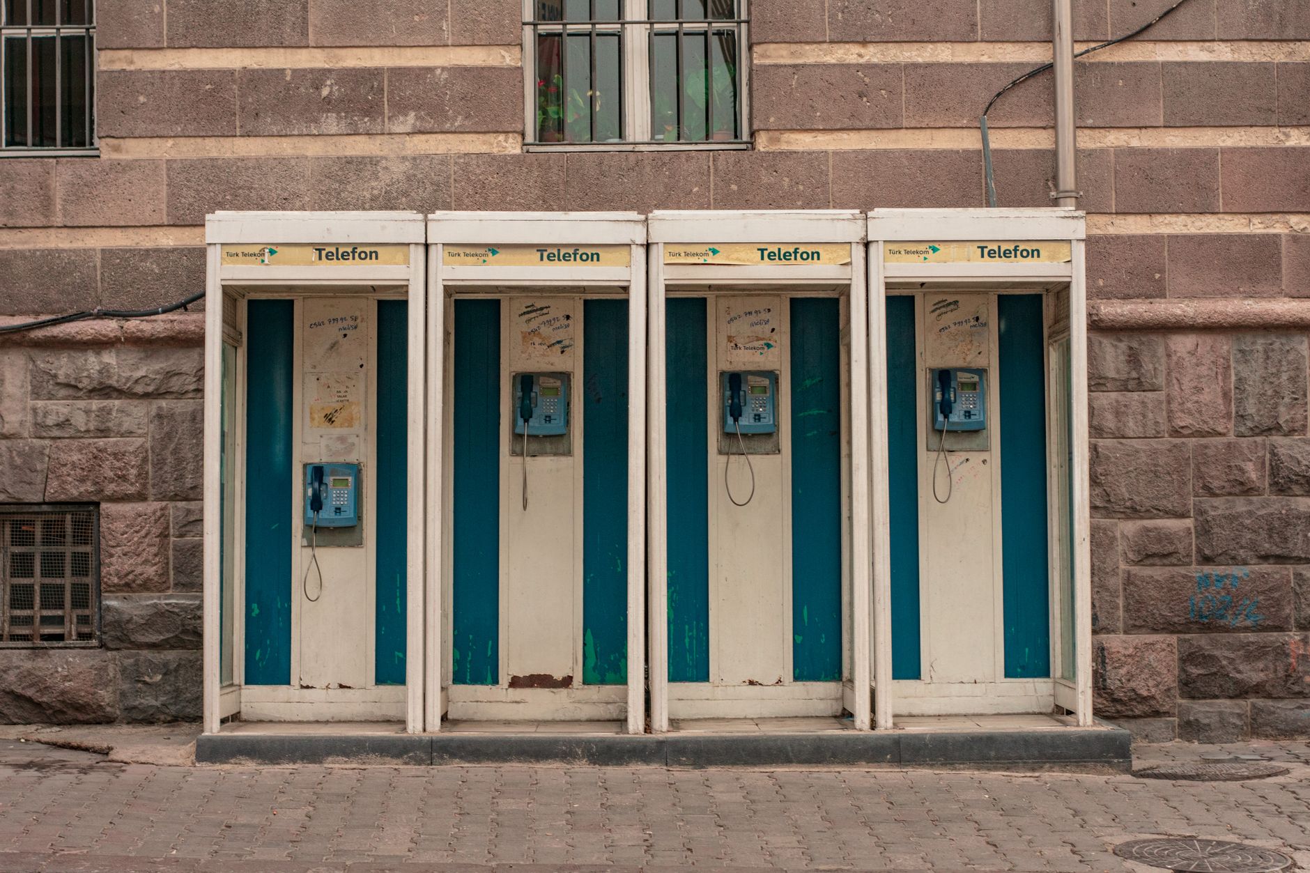 Consulente in un negozio di telefonia che accoglie un cliente durante un audit mystery shopper