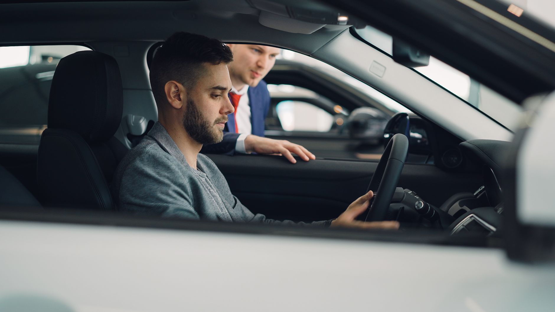 Test drive in concessionaria — valutazione del consulente vendite