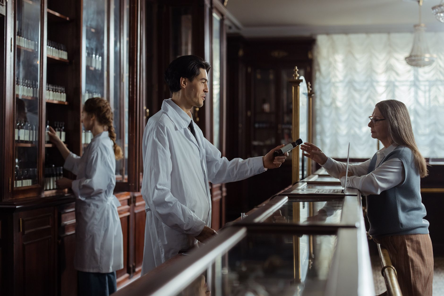 Farmacista che consulta un paziente — indicatori chiave del mystery shopping