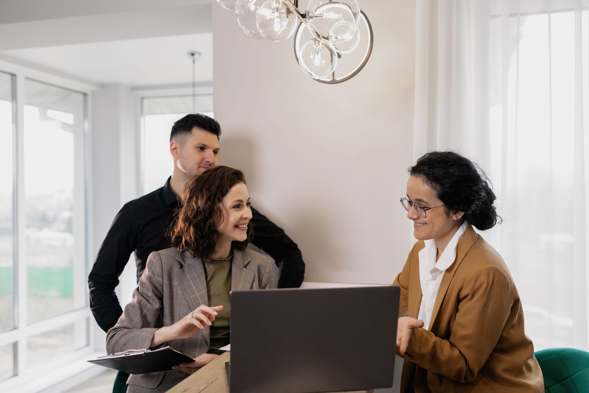 Consulente immobiliare con cliente — valutazione dell'esperienza di acquisto