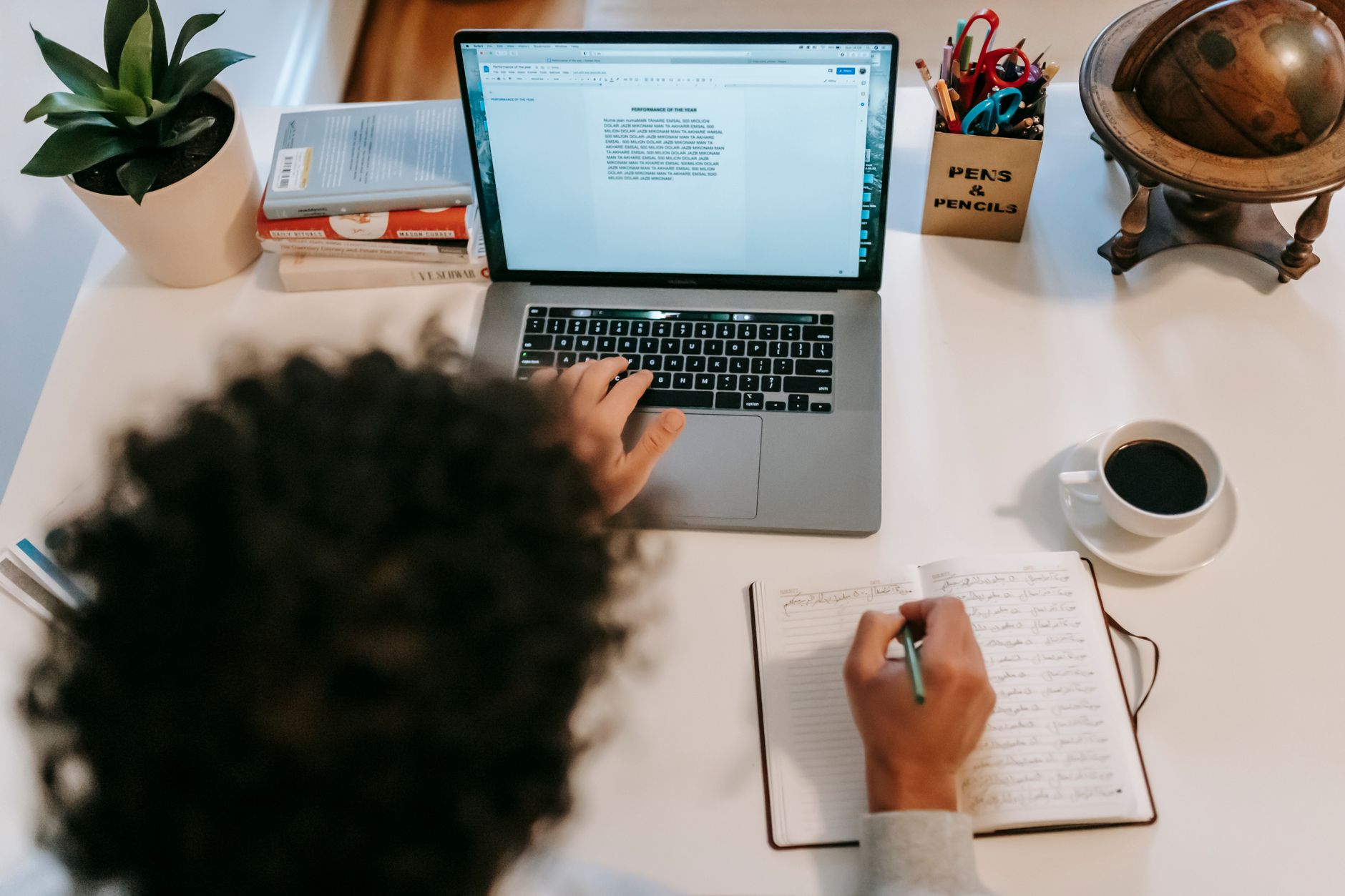 Scrittore che utilizza un laptop per creare contenuti con strumenti IA