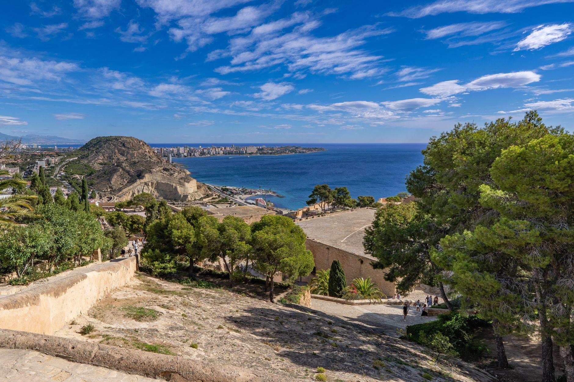 Puerto y paseo marítimo de Alicante, ciudad con fuerte demanda de mystery shopper en hostelería y turismo