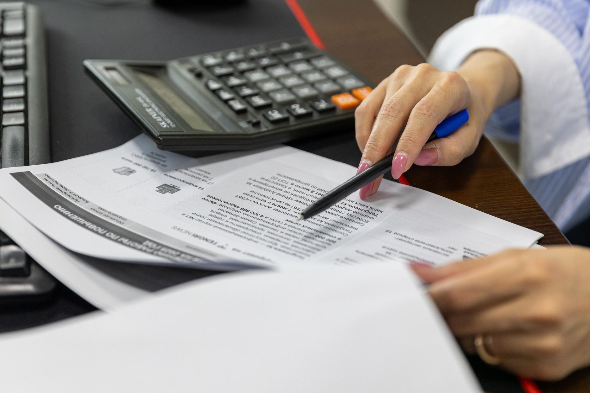 Comparativa entre auditoria interna y externa en la oficina